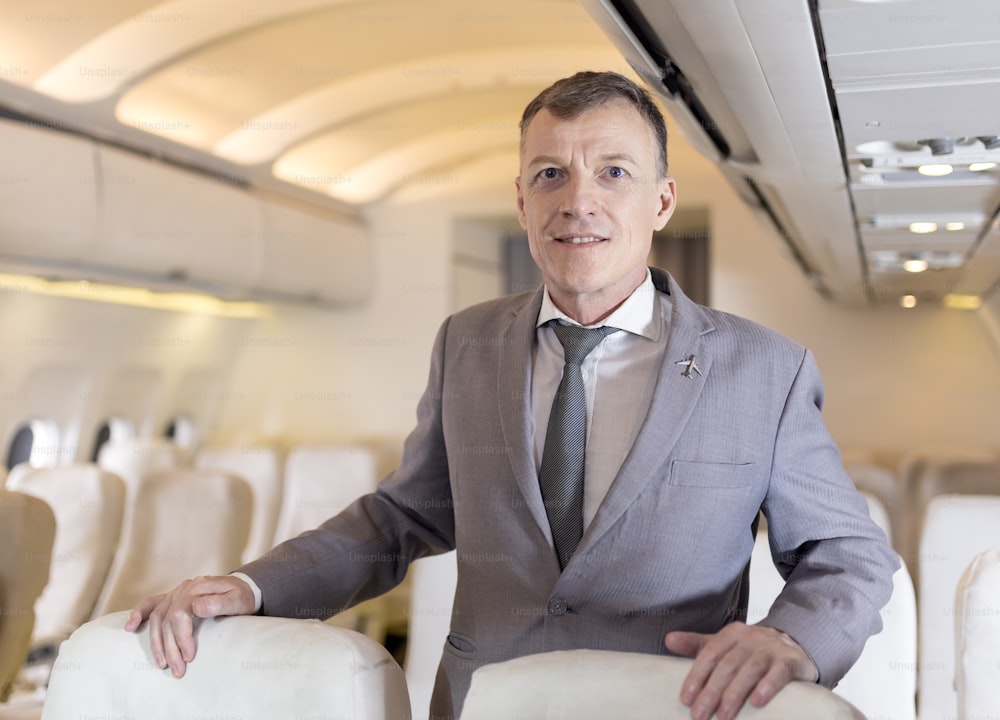 Portrait d’homme d’affaires dans un avion, passager se relaxant