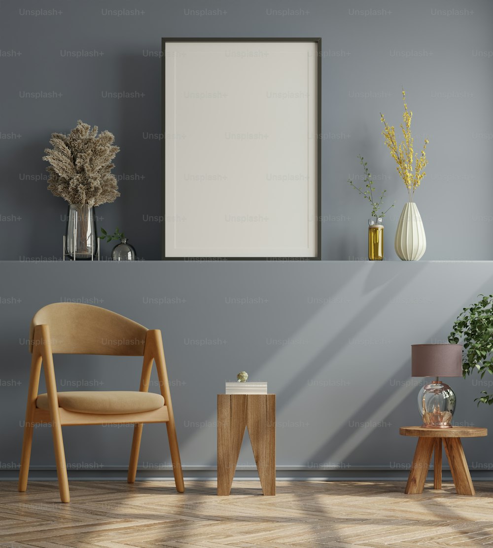 Maqueta de póster con marcos verticales en pared oscura vacía en el interior de la sala de estar con sillón de terciopelo, renderizado .3D