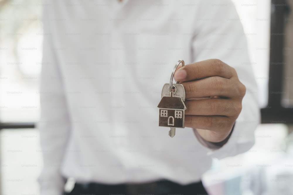 不動産ブローカーの住宅賃貸物件掲載契約。不動産の買取・賃貸物件のご提供与える、捧げる、実演する、家の鍵を渡す。