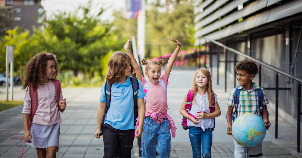 Des écoliers qui vont à l’école ensemble. photo – Serbie Photo sur Unsplash