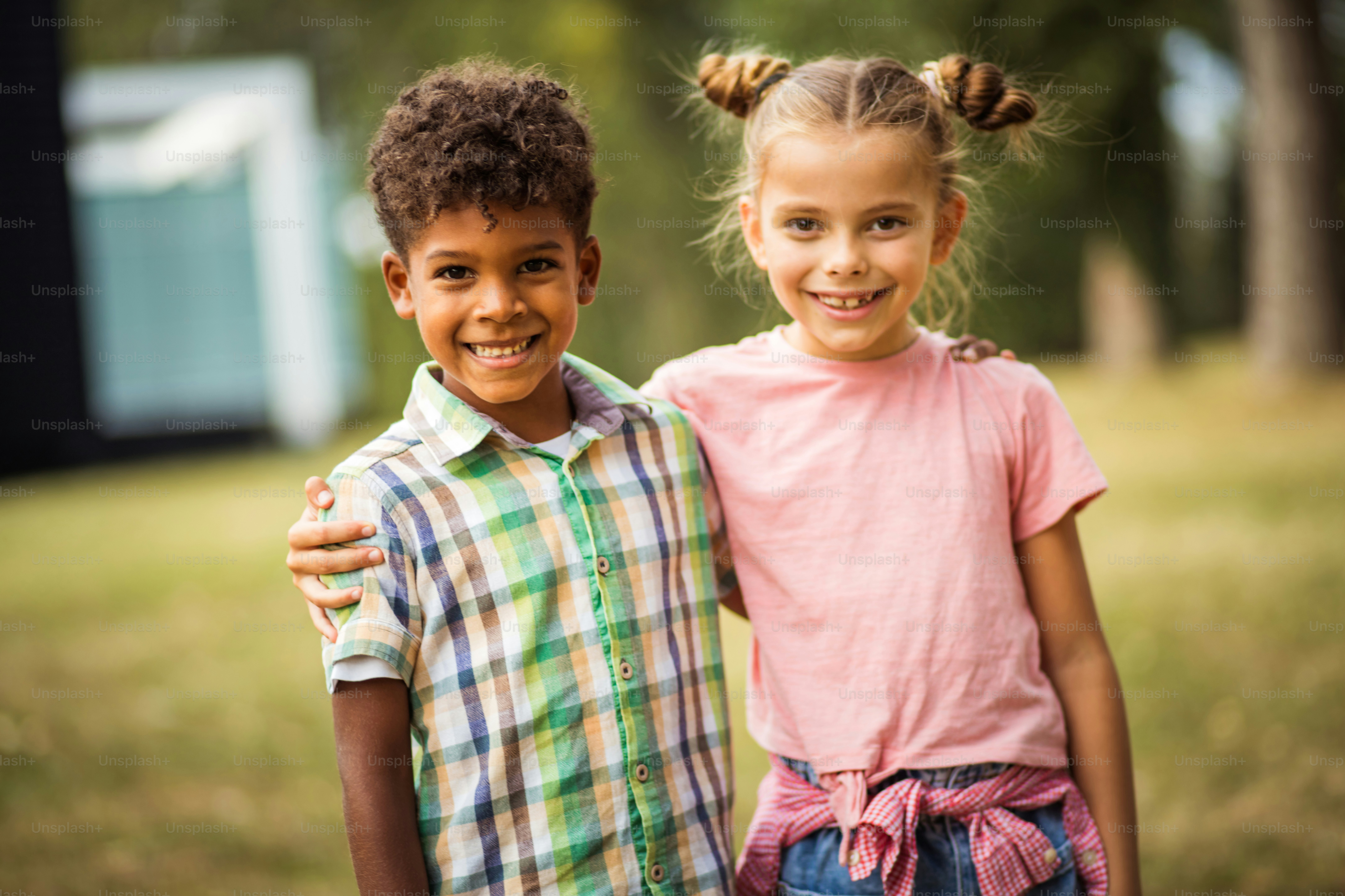 Nous sommes les meilleurs amis du monde.  Deux écoliers debout dans la nature.