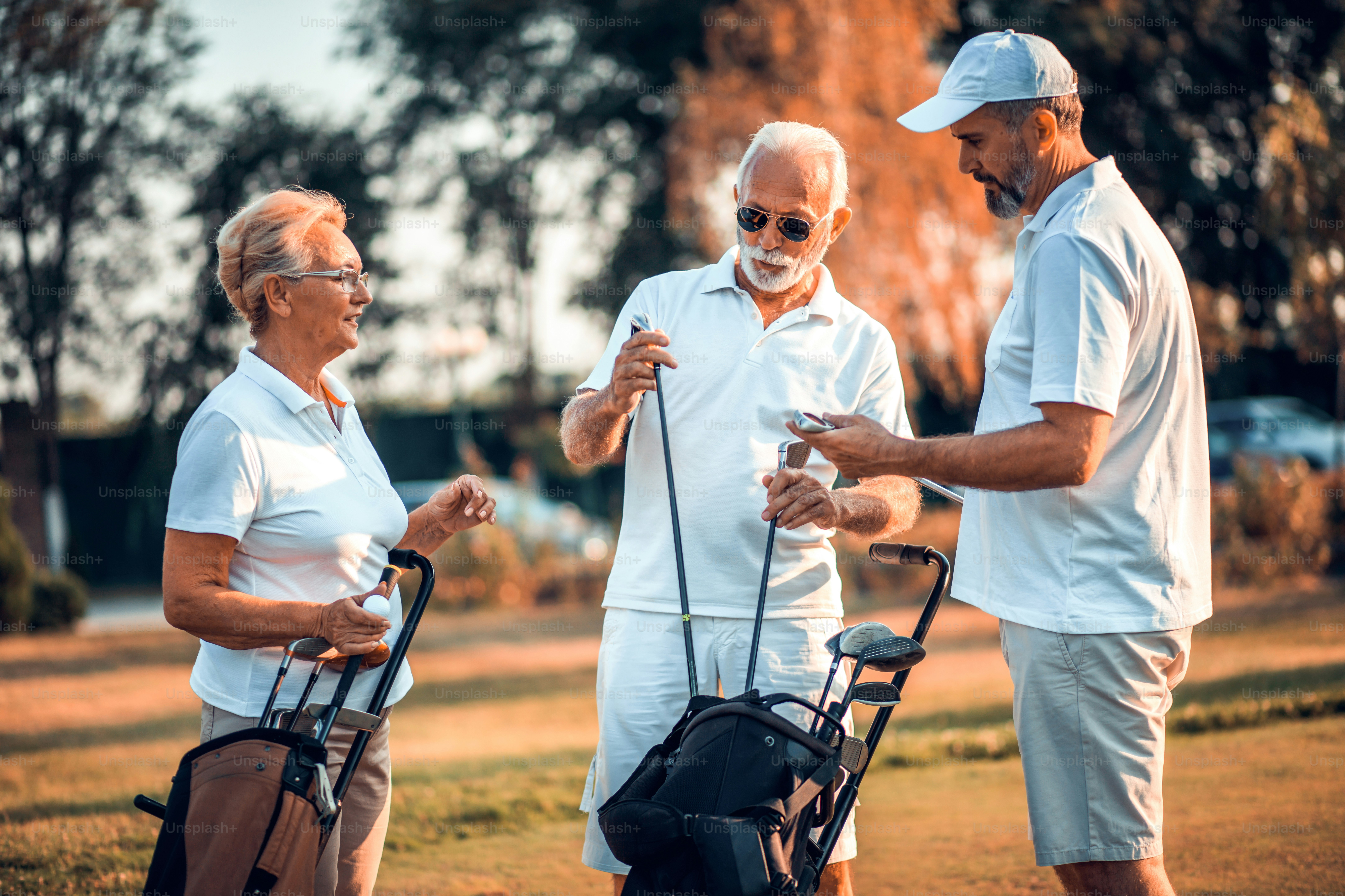 Foto de Altos amigos en la cancha de golf hablando. Imagen gratuita