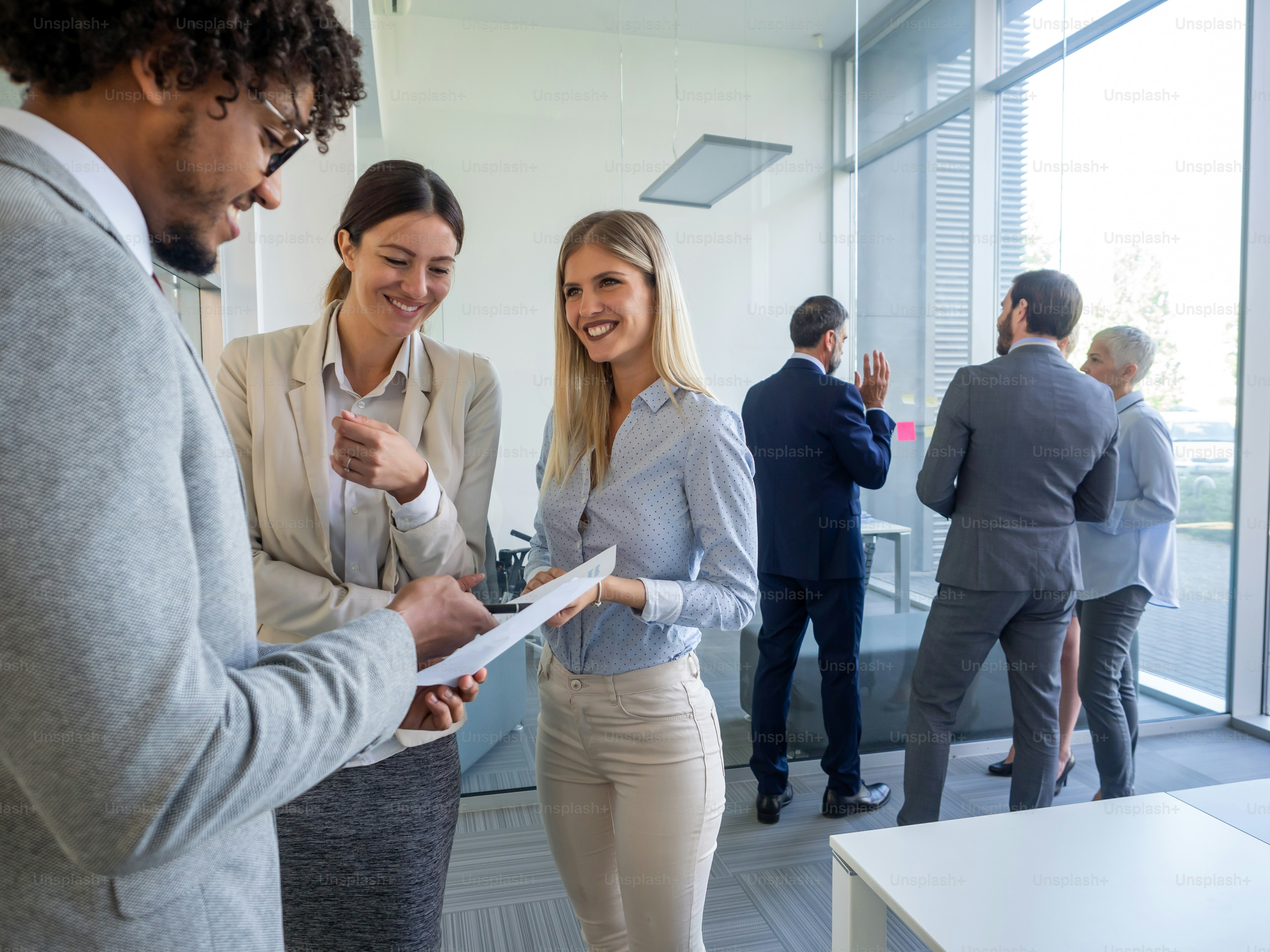 オフィスで働く成功したビジネスパーソンのグループ。