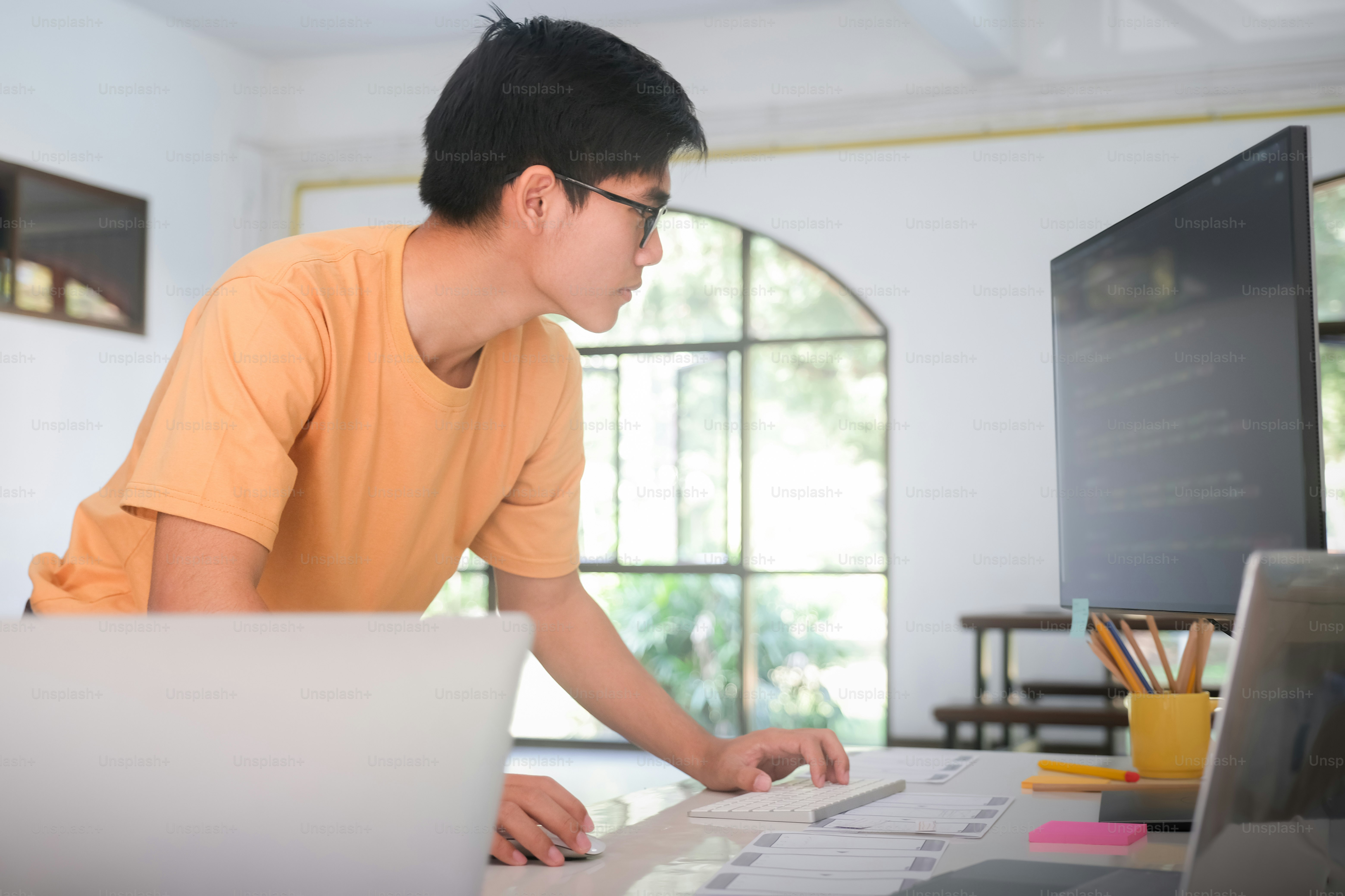 premium_photo-1661660007558-68f36eb2f5b1?ixid=M3wxMjA3fDB8MXxzZWFyY2h8MTd8fG9ubGluZSUyMG1hdGglMjB0dXRvciUyMGpvYnN8ZW58MHx8fHwxNzYzMzc2Nzc0fDA\u0026ixlib=rb-4.1.0