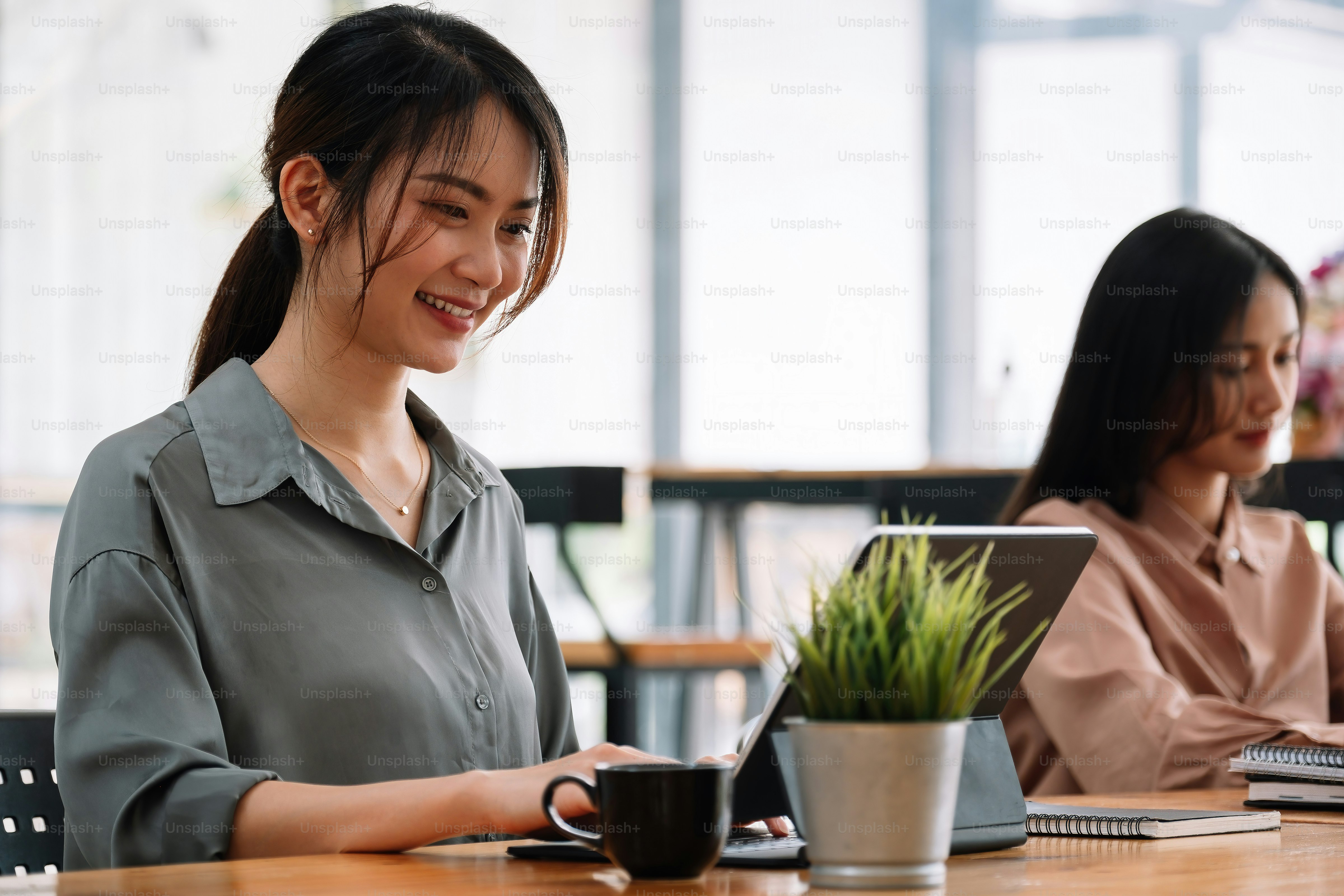 Uomini d'affari che lavorano con la tavoletta digitale al caffè