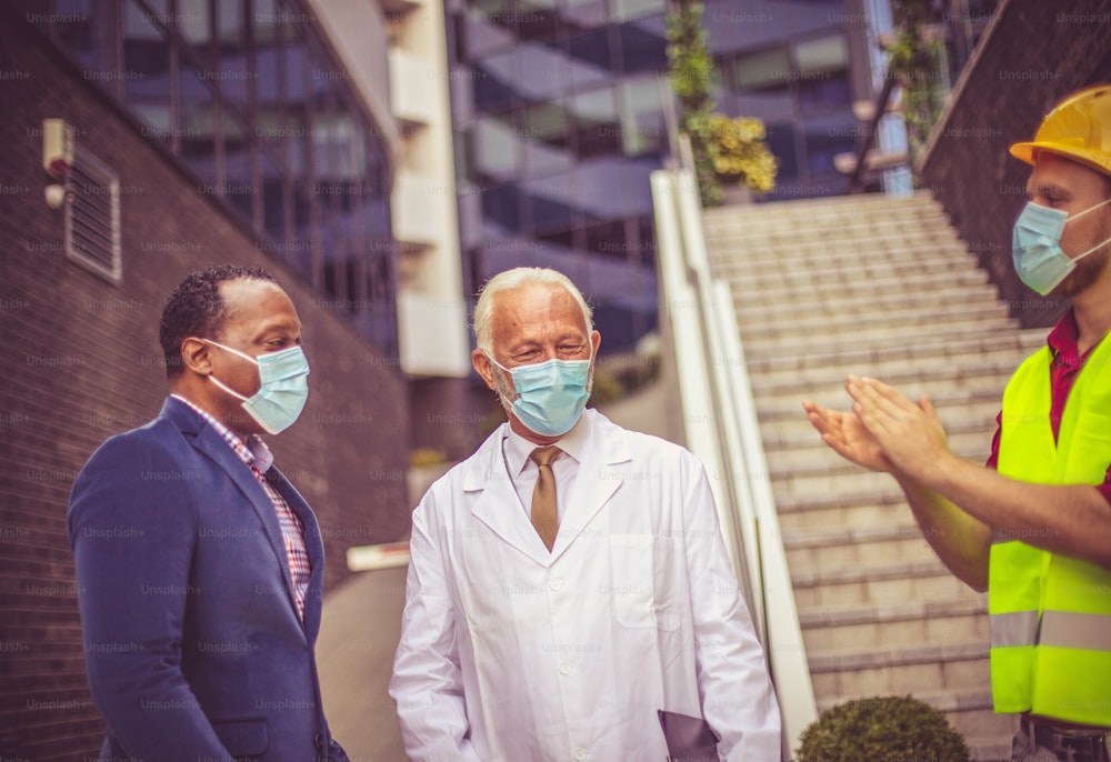 Hombre de negocios, médico e ingeniero en la calle.