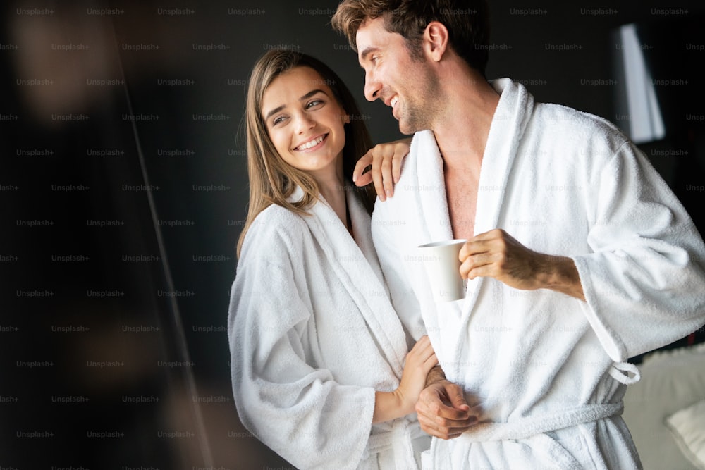 Giovane coppia felice che si gode i trattamenti e si rilassa nel centro benessere spa