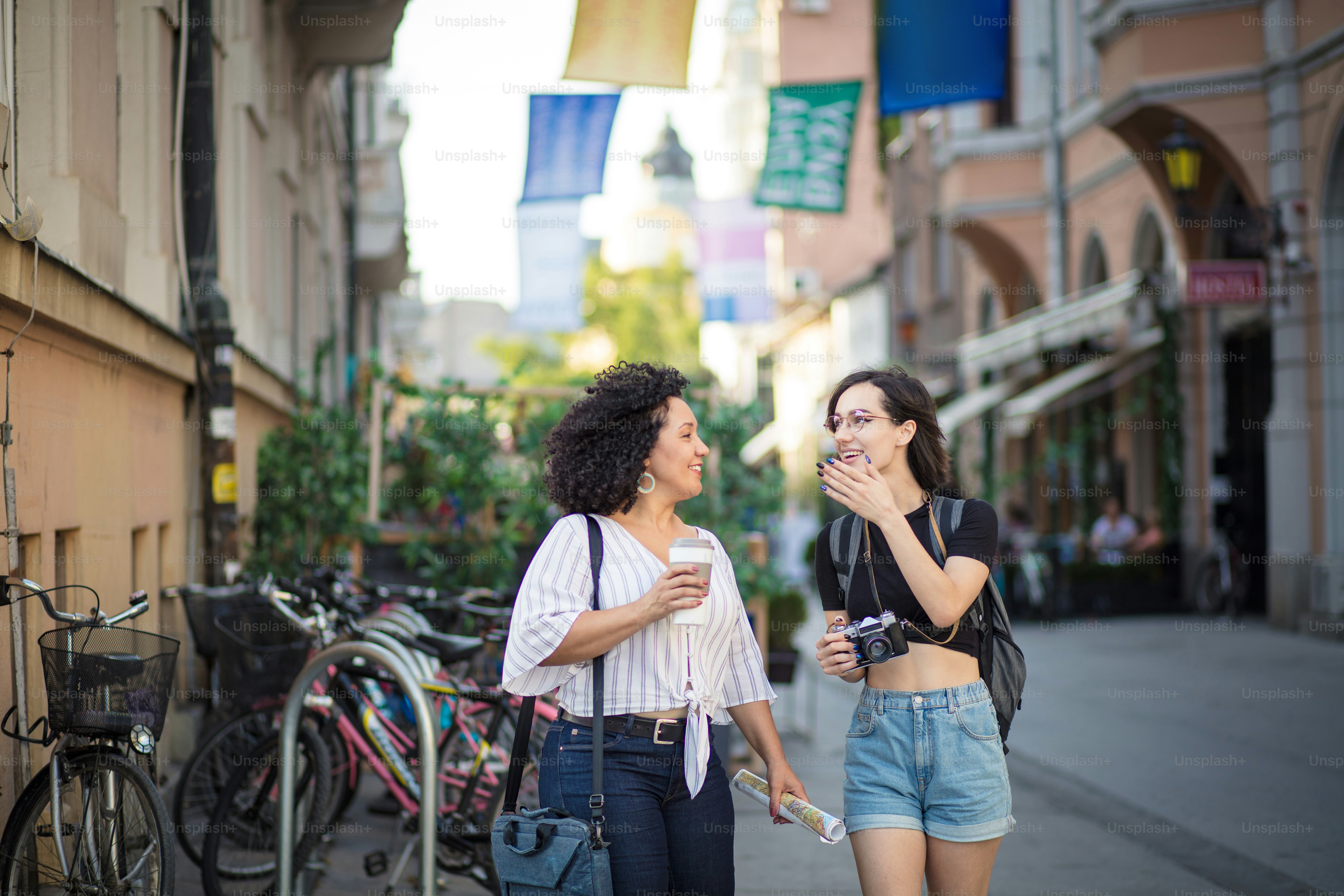 Freunde Touristen. Zwei Touristinnen auf der Straße.