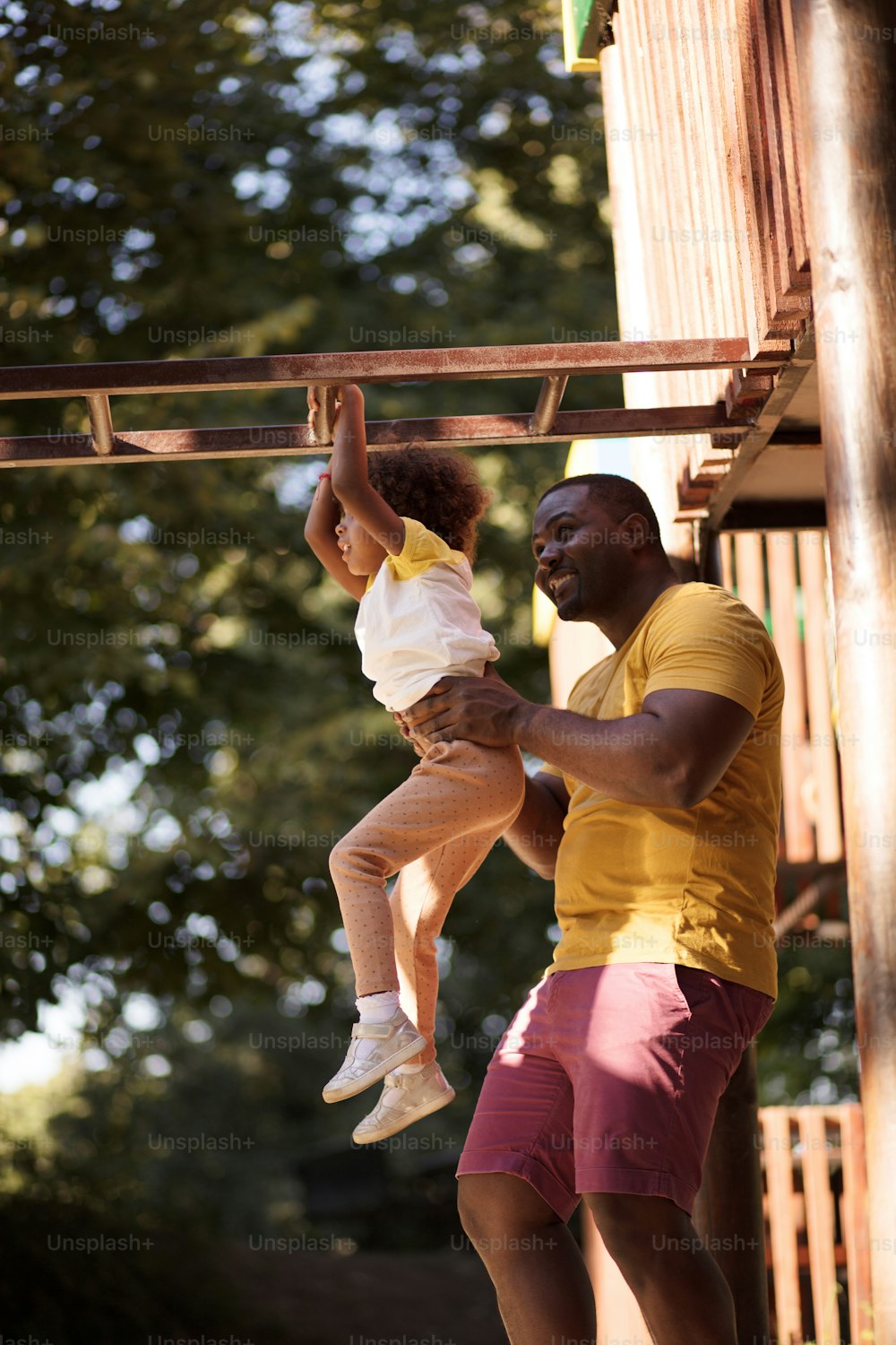 Tiempo de padre e hija.  Padre e hija afroamericanos jugando juntos.