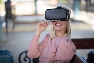 VR 헬멧을 쓴 젊은 여자. 버스 정��류장에 여자.