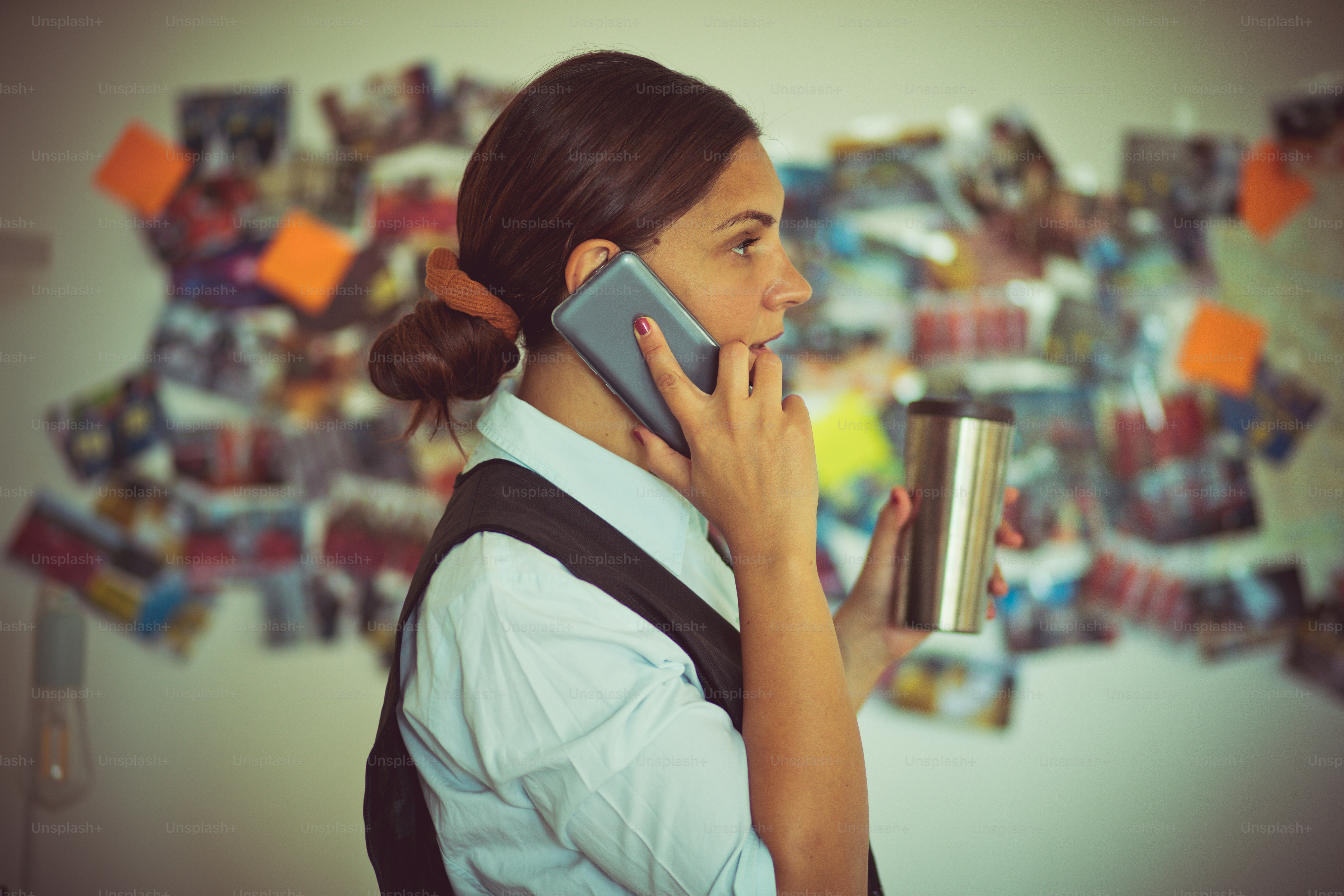 Une femme du FBI au bureau parle au téléphone.