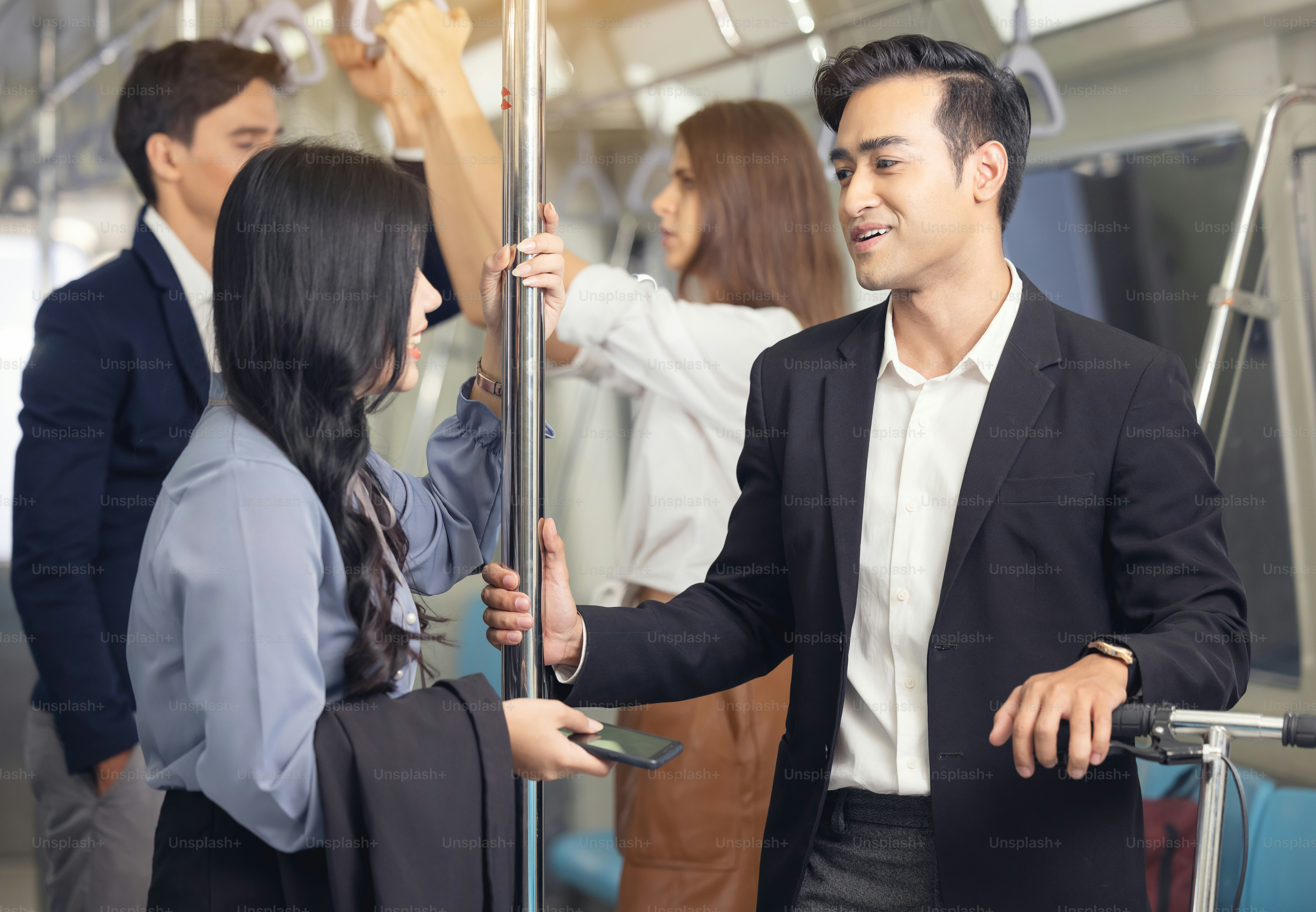 orang-orang di kereta. Pria Asia bisnis di kereta langit.