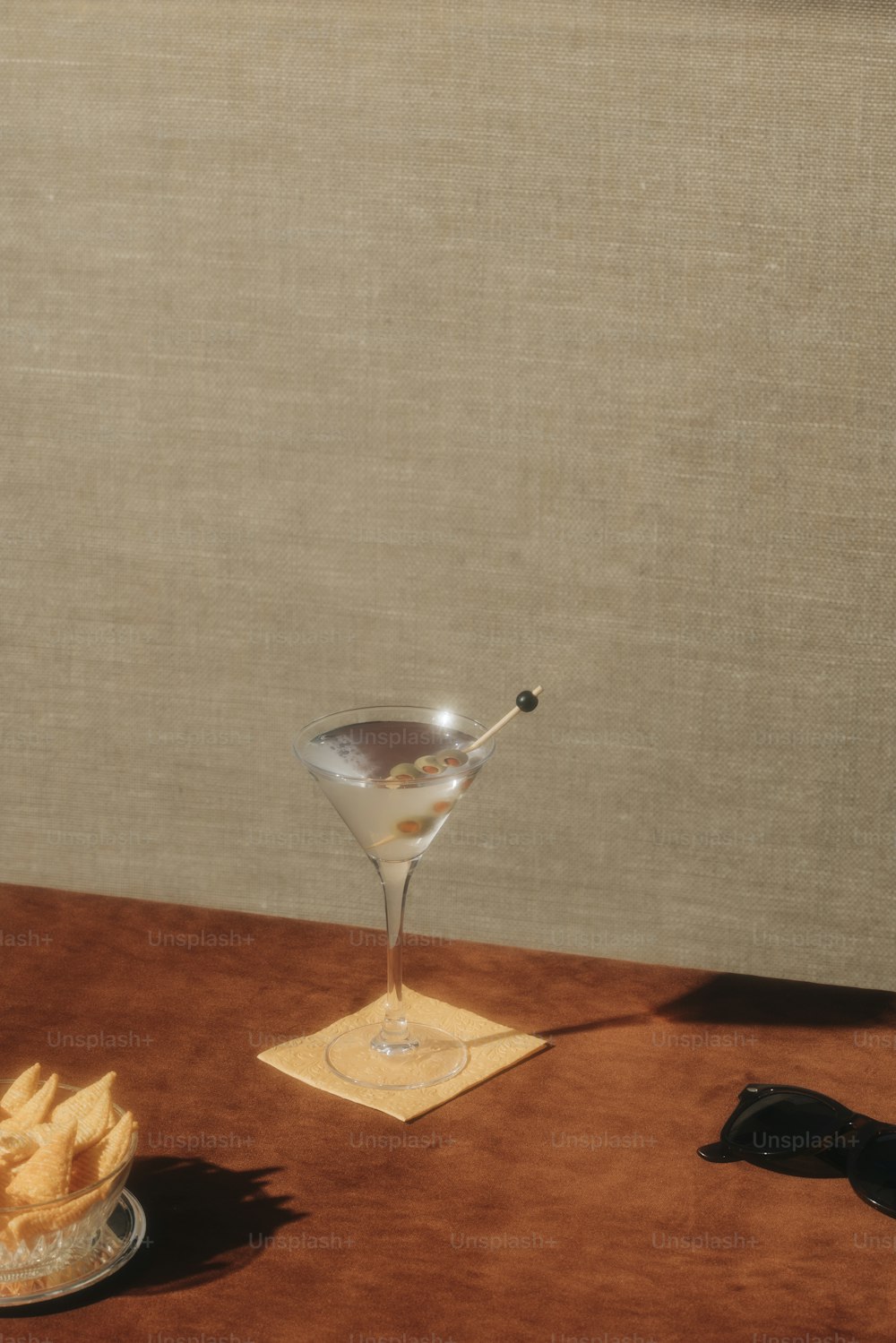 Trockener Martini-Cocktail, mit Gin und Grünmut trocken; garniert mit Olive; Happy Hour zu Hause, hausgemachtes Getränk