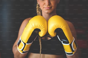 Mujer boxeadora en el gimnasio. La atención se centra en las manos.