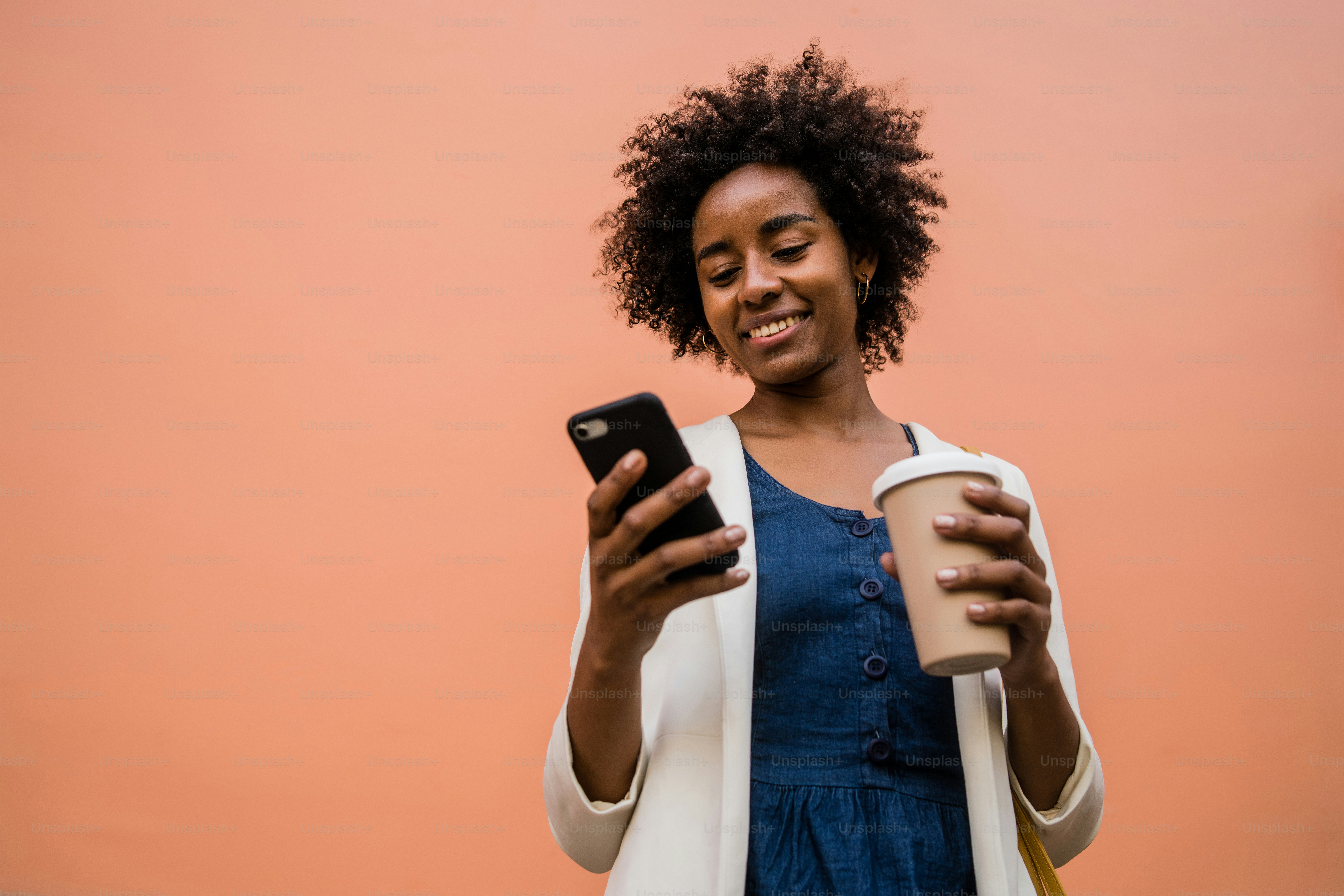 Personne utilisant son téléphone