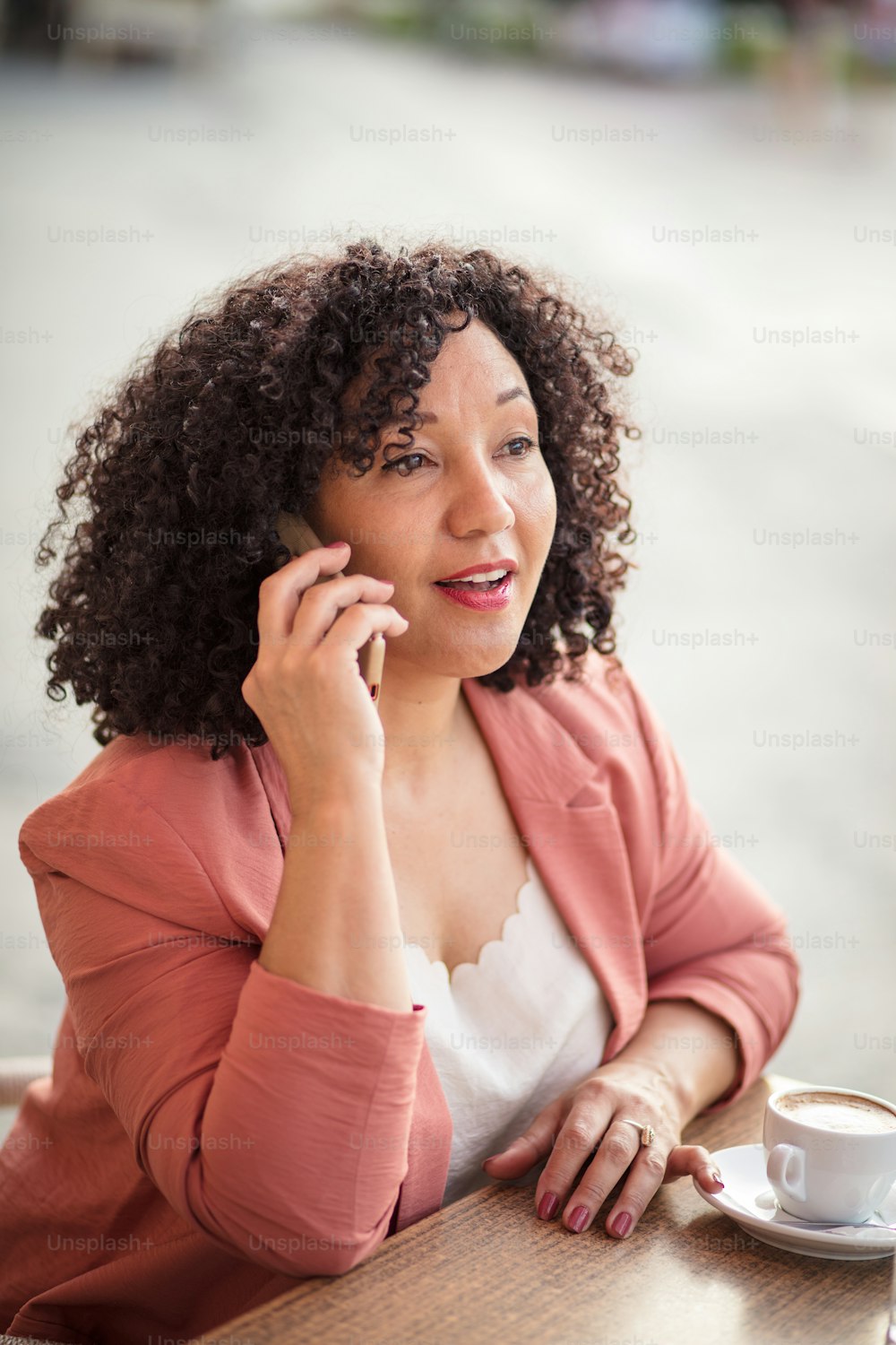 Mulher no café falando no telefone inteligente.
