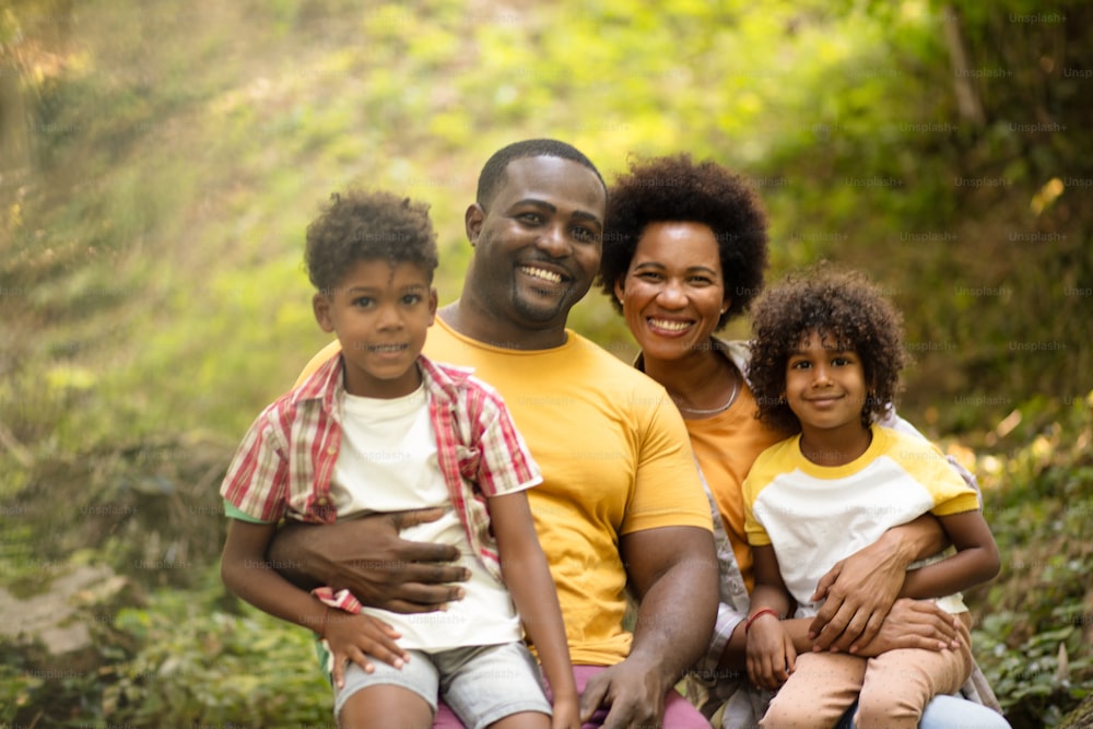 Família afro-americana na natureza.