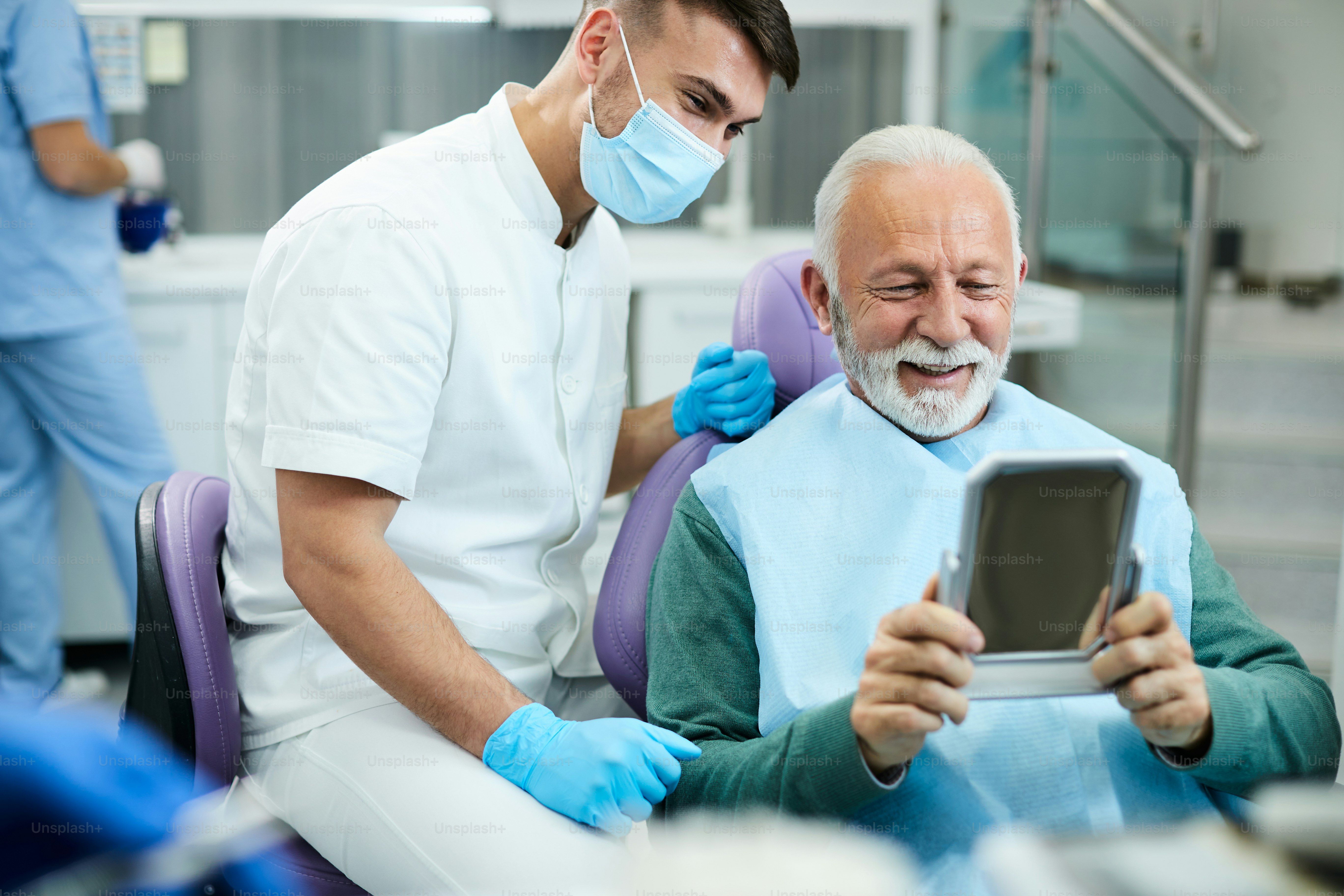 Hombre mayor feliz mirándose los dientes en un espejo y sintiéndose  satisfecho después de la cita dental con su dentista en la clínica. foto –  Imagen de Adulto en Unsplash, image size:3000x2000