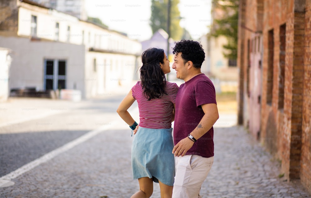 Jeune couple dansant dans la rue.