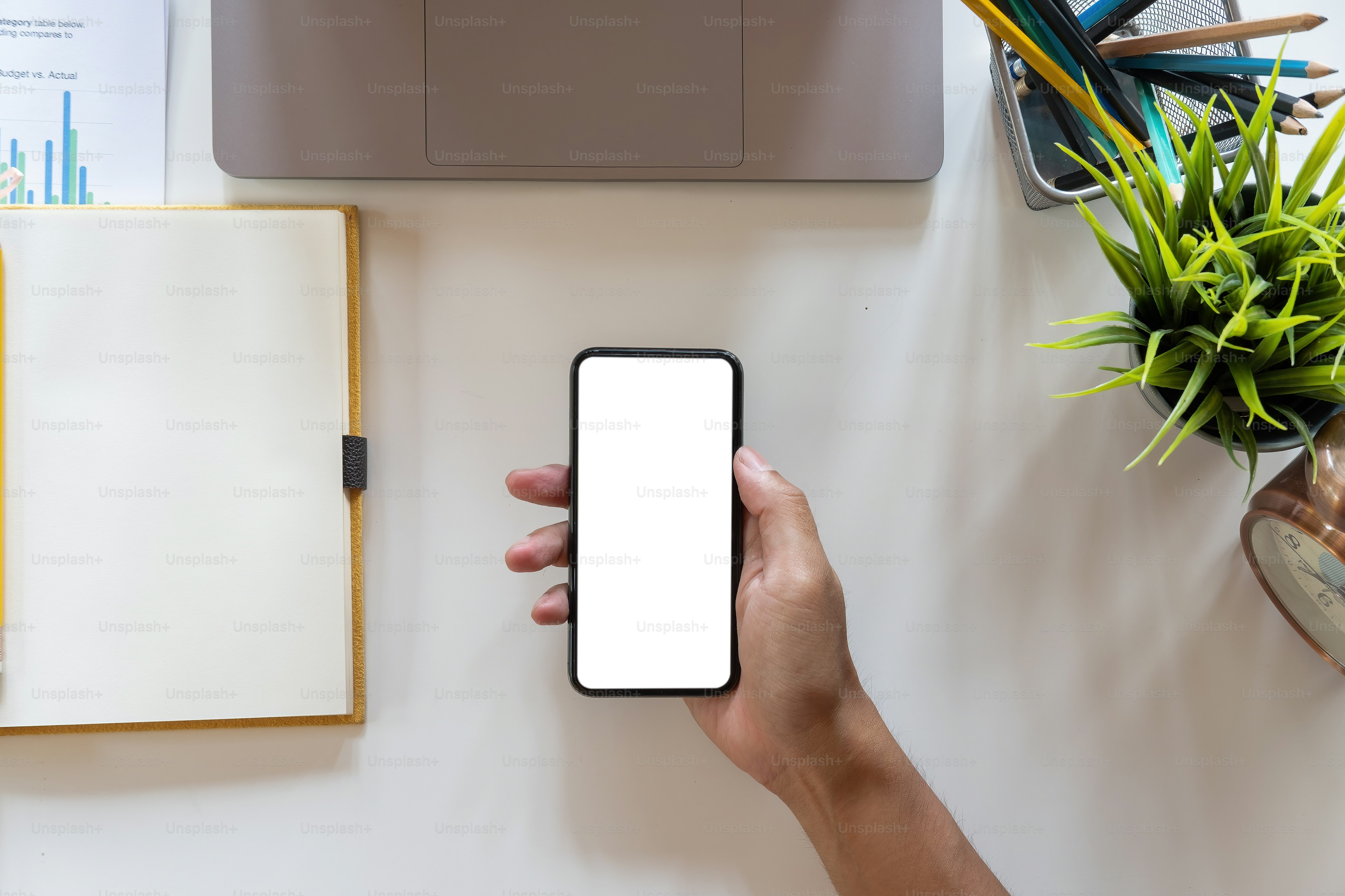 Vue de dessus Femme assise et tenant un écran vide maquette de téléphone portable