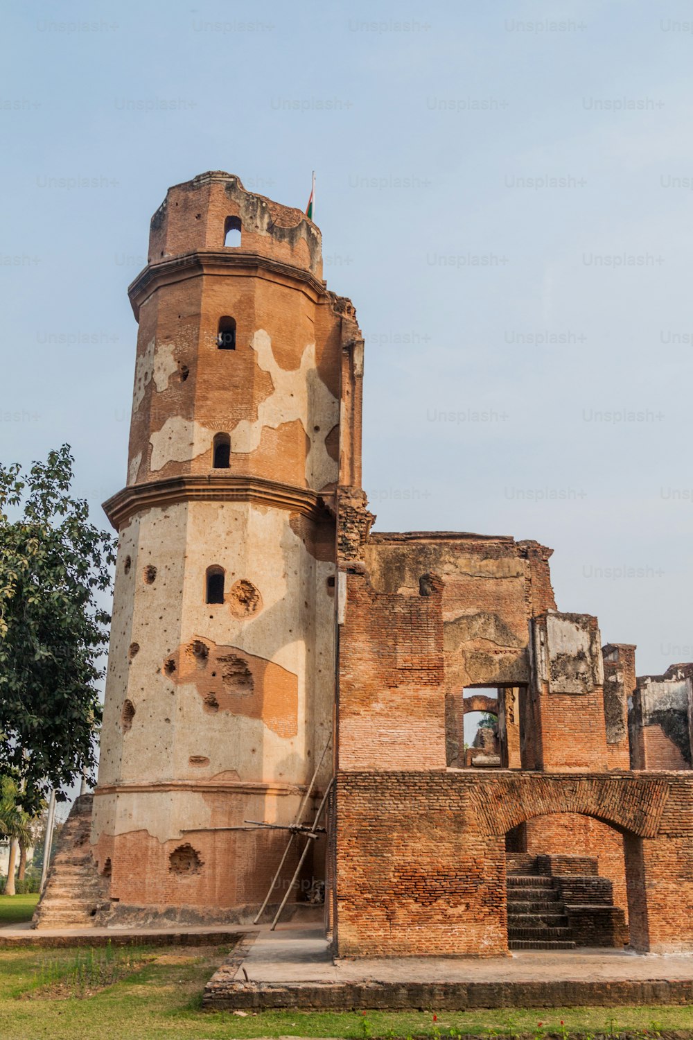 Rovine del complesso residenziale a Lucknow, stato dell'Uttar Pradesh, India