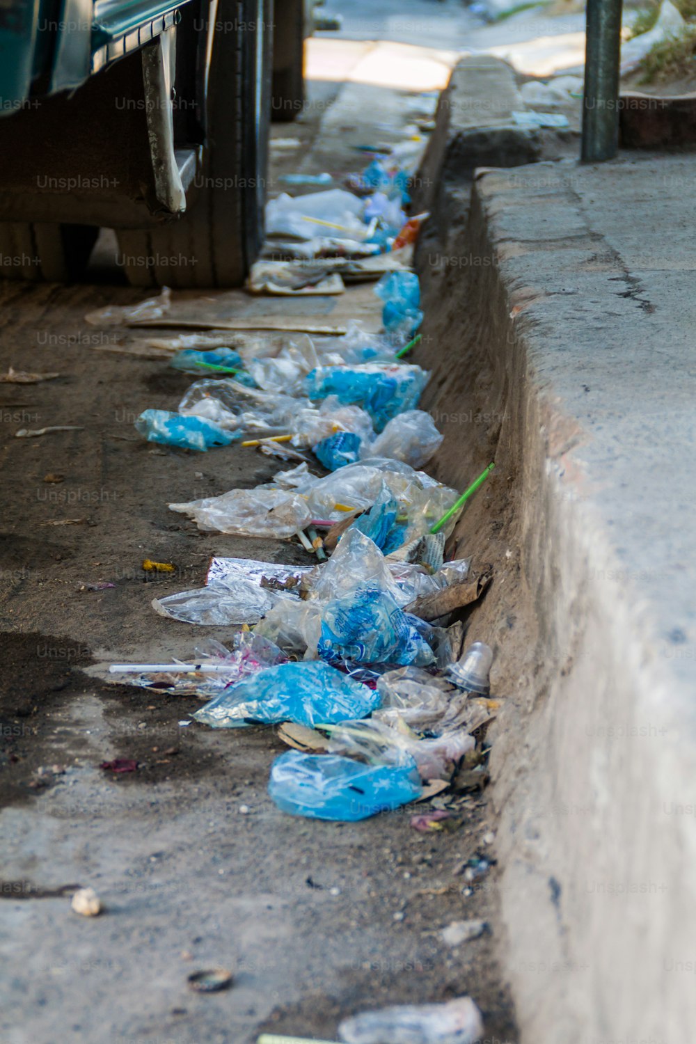 エルサルバドルのラス・アギラレスの道路脇のゴミ