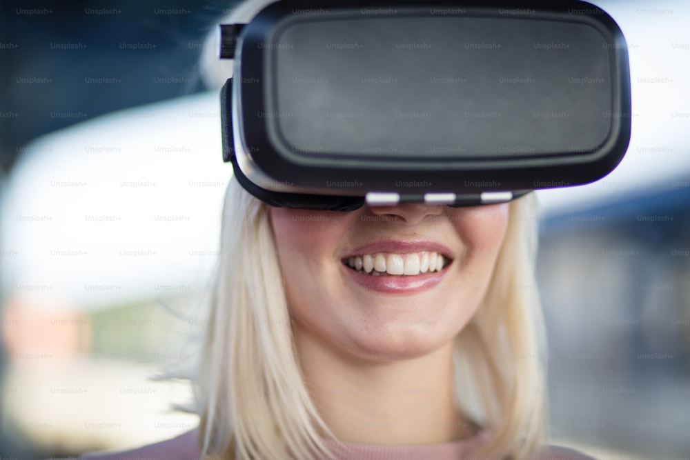 Junge Frau mit Erlebnis-VR-Helm.