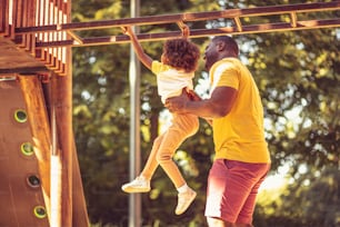 Aktive und lustige Zeit.  Vater und Tochter auf dem Spielplatz.
