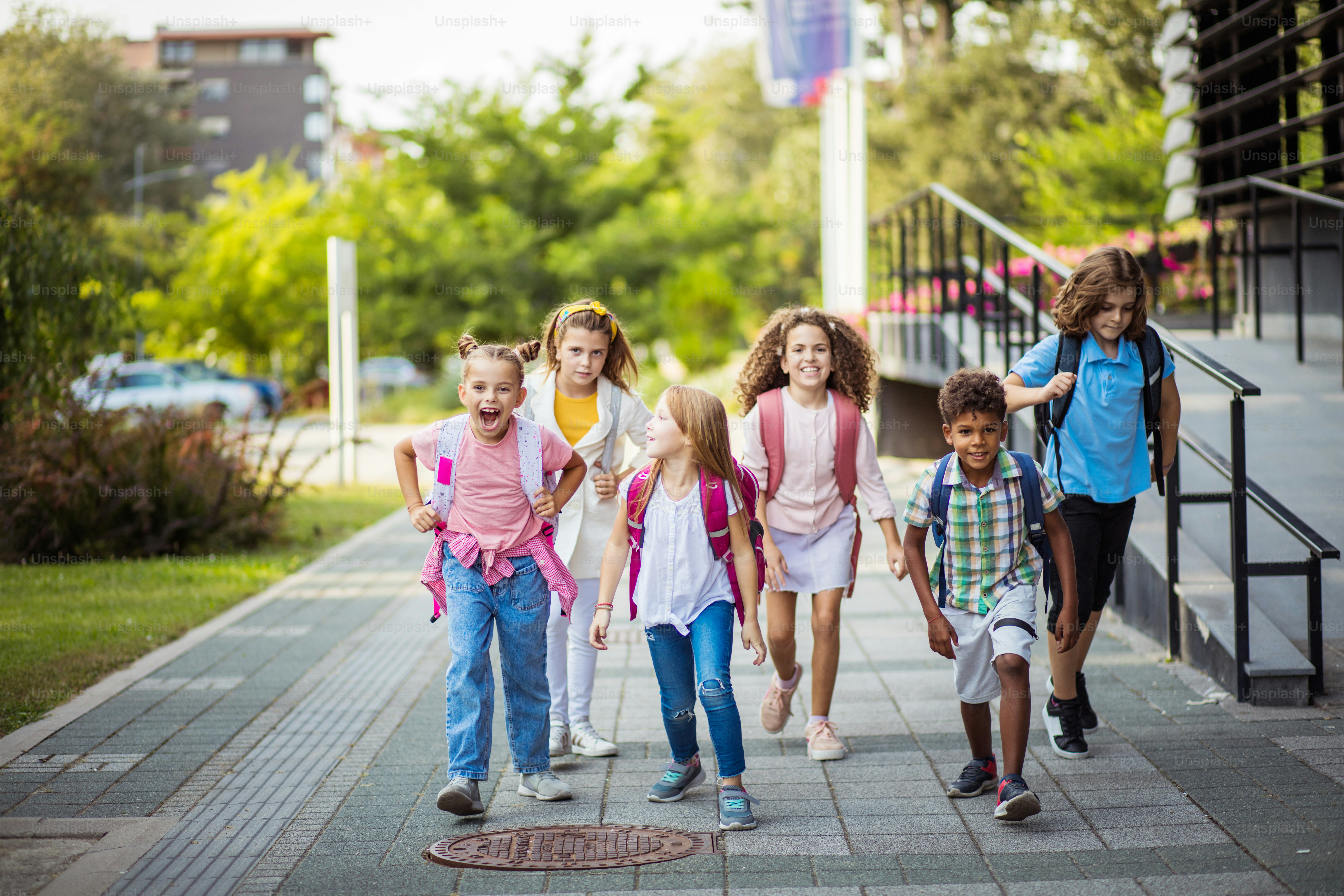 外にいる小学生のグループ。一緒に学校に通う小学生。焦点は背景にあります。