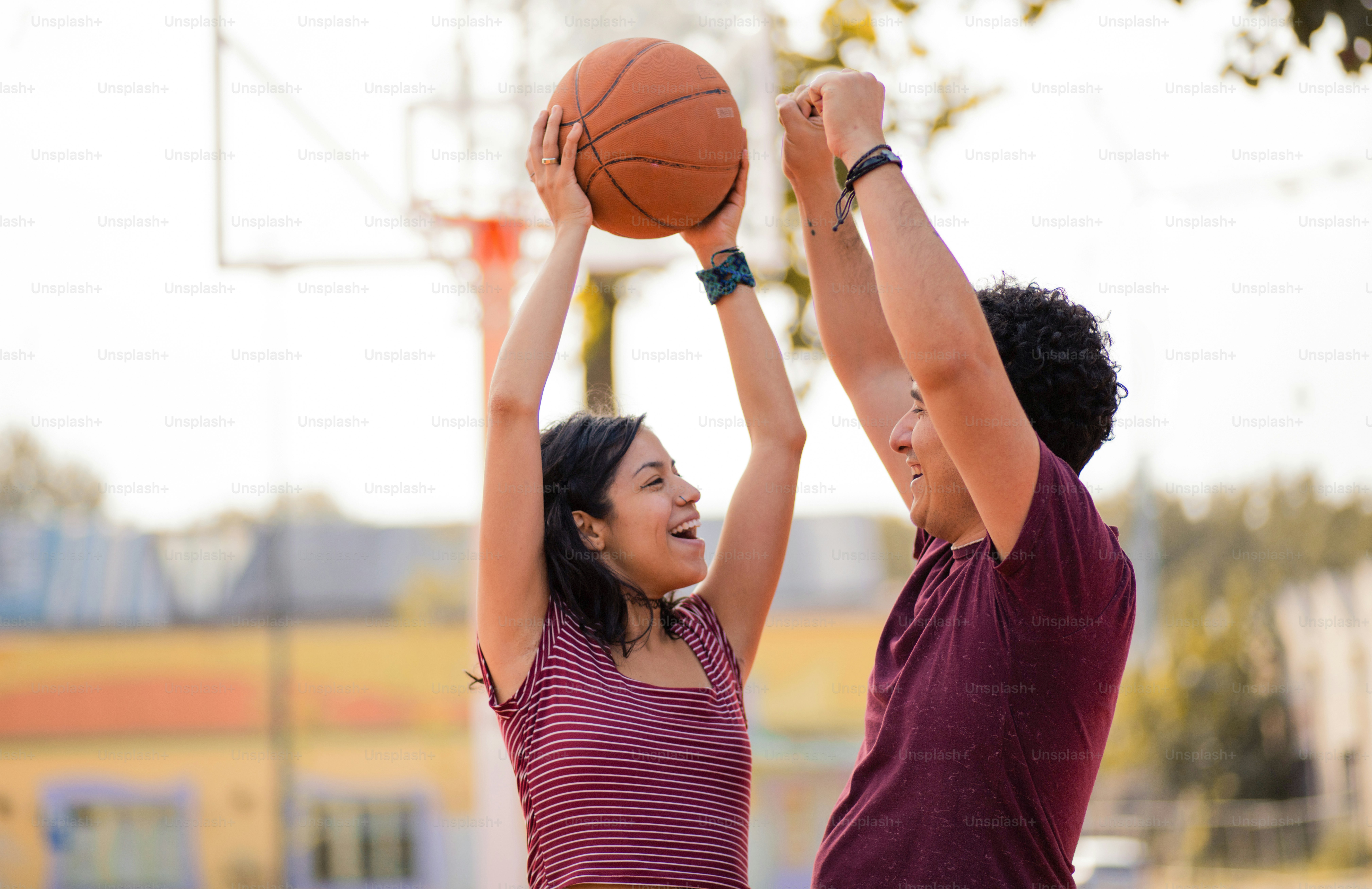 Couple debout sur le court. Femme tenant une balle pour le panier.
