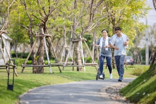 Entrenamiento en pareja y ejercicio con scooter juntos al aire libre en el parque