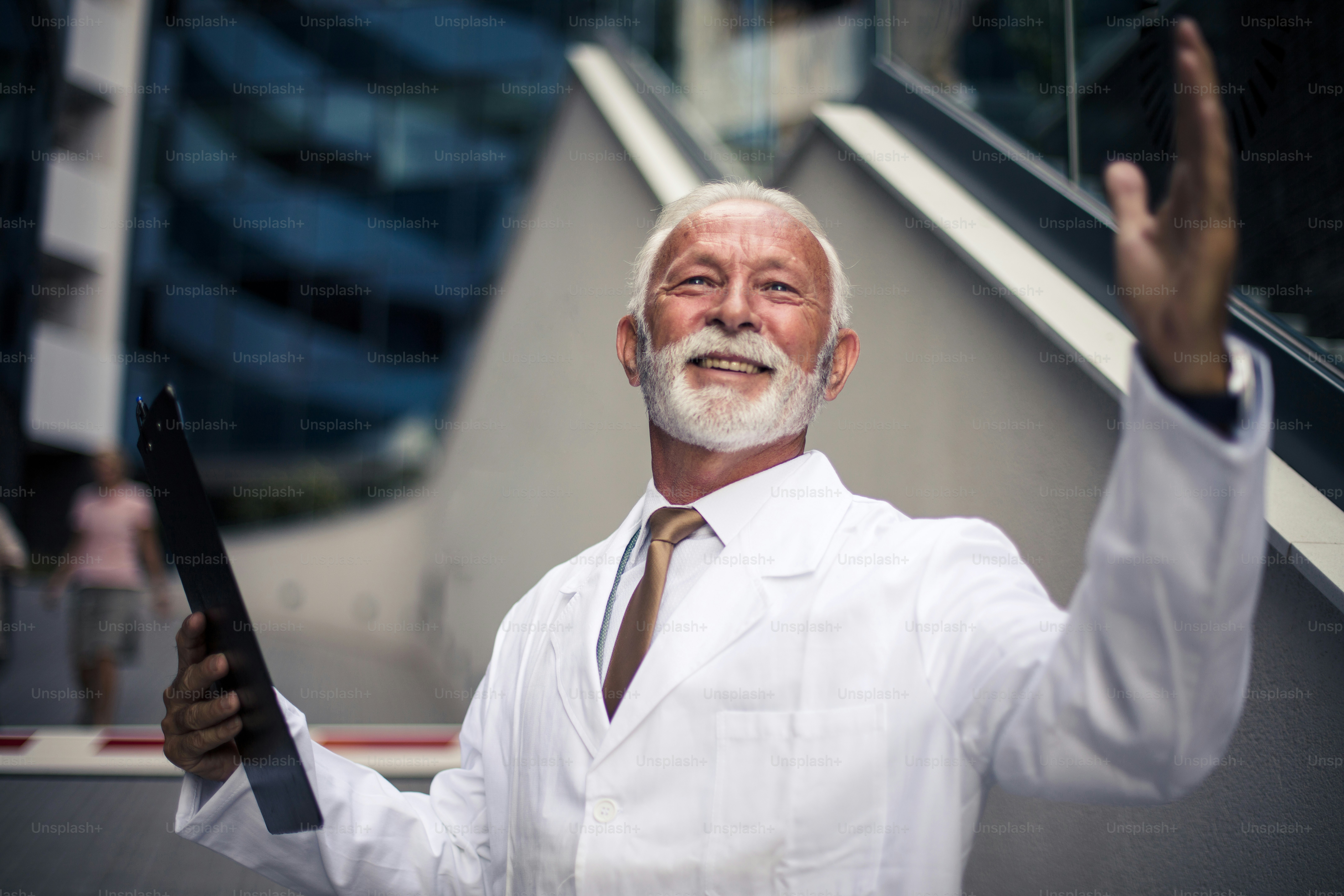 Médico sênior em pé na rua e escrevendo em documento.