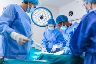 Chirurgen, die Operationen im Operationssaal durchführen. Brustvergrößerung Chirurgie im Operationssaal Chirurg Werkzeuge Implantat. Medizinisches Versorgungskonzept.