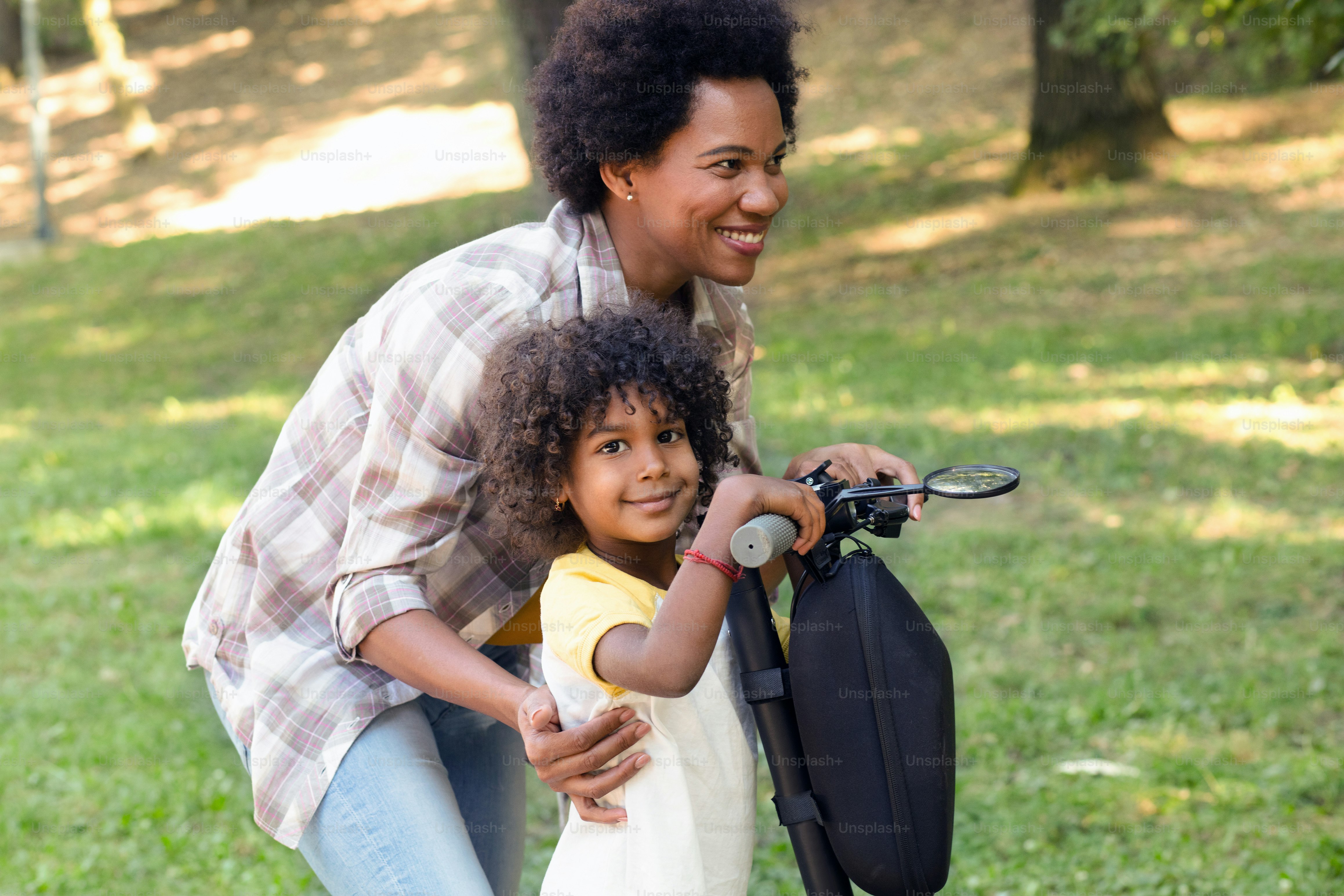 Mãe e filha no parque.