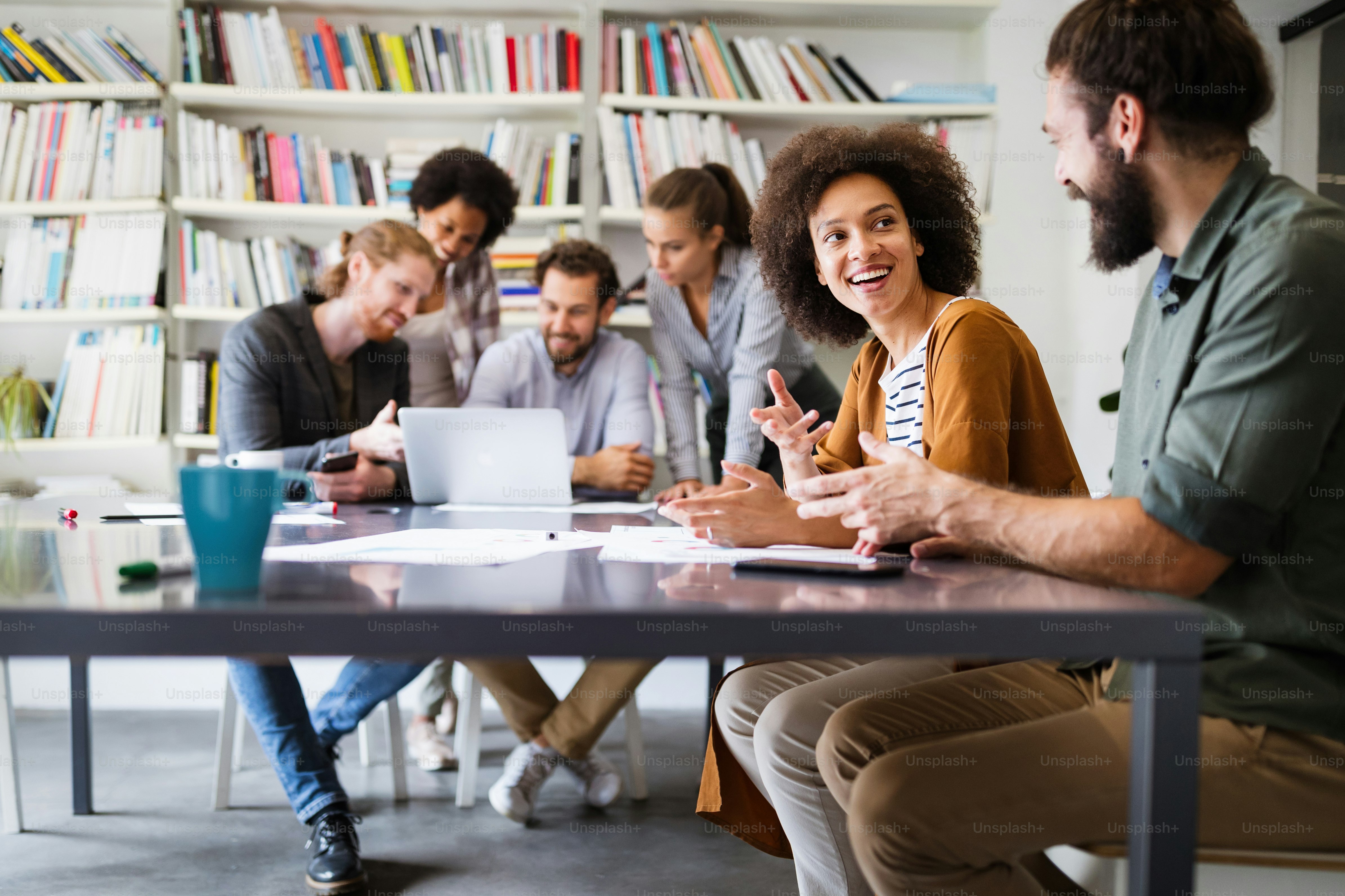 Colaboração e análise por empresários que trabalham em escritórios modernos