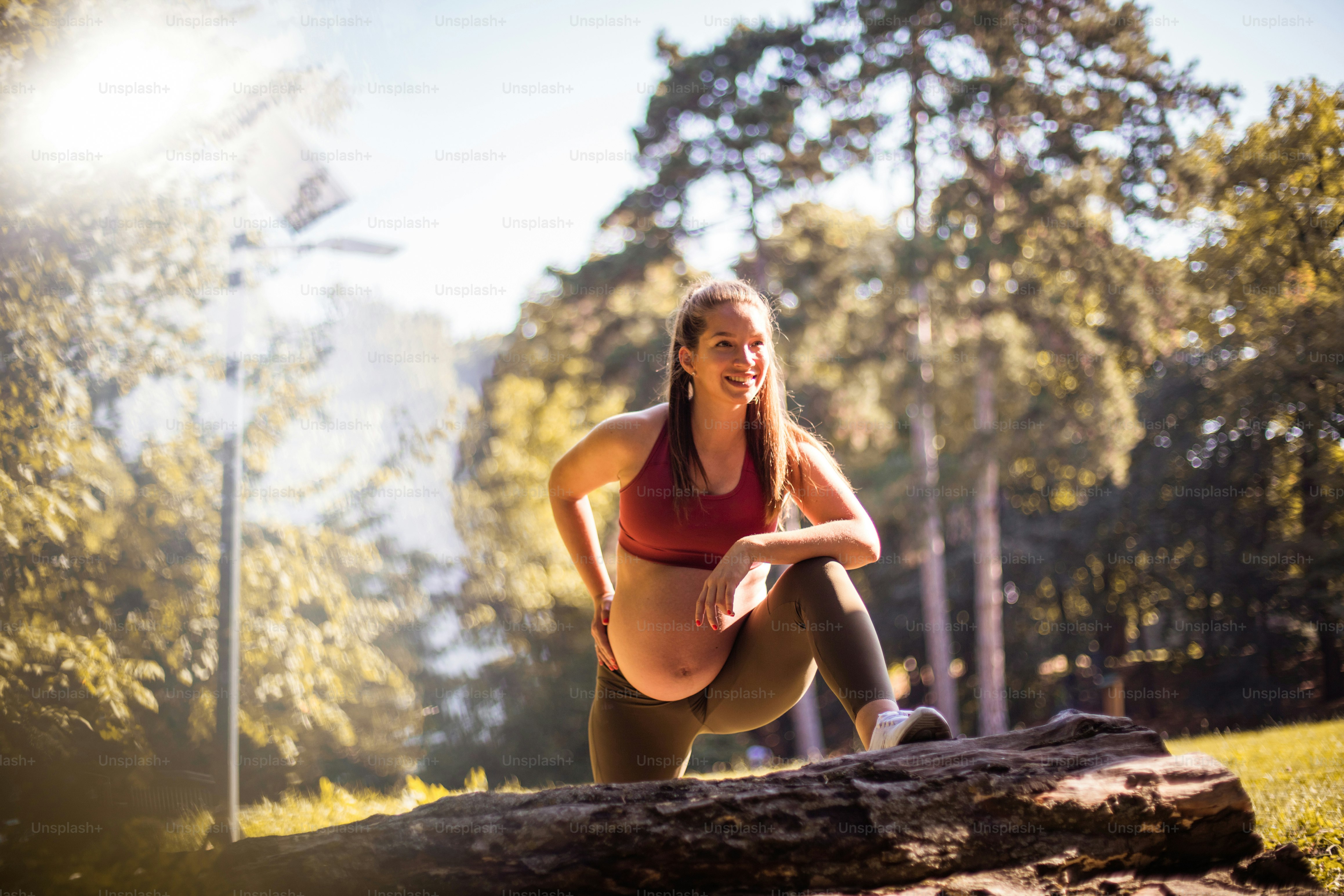 La femme enceinte fait de l’exercice dans la nature.