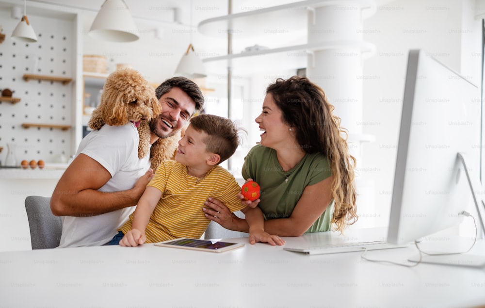 Familia feliz pasando tiempo juntos, divirtiéndose en casa. Personas, concepto de felicidad.