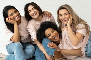 Diversità multiculturale e amicizia. Gruppo di donne felici di etnia diversa.