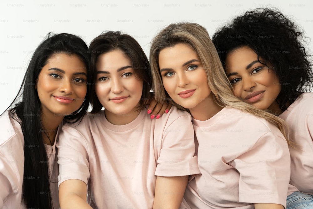 Groupe de femmes de différentes ethnies. Diversité multiculturelle et amitié. Visages féminins avec différents types et couleurs de peau.