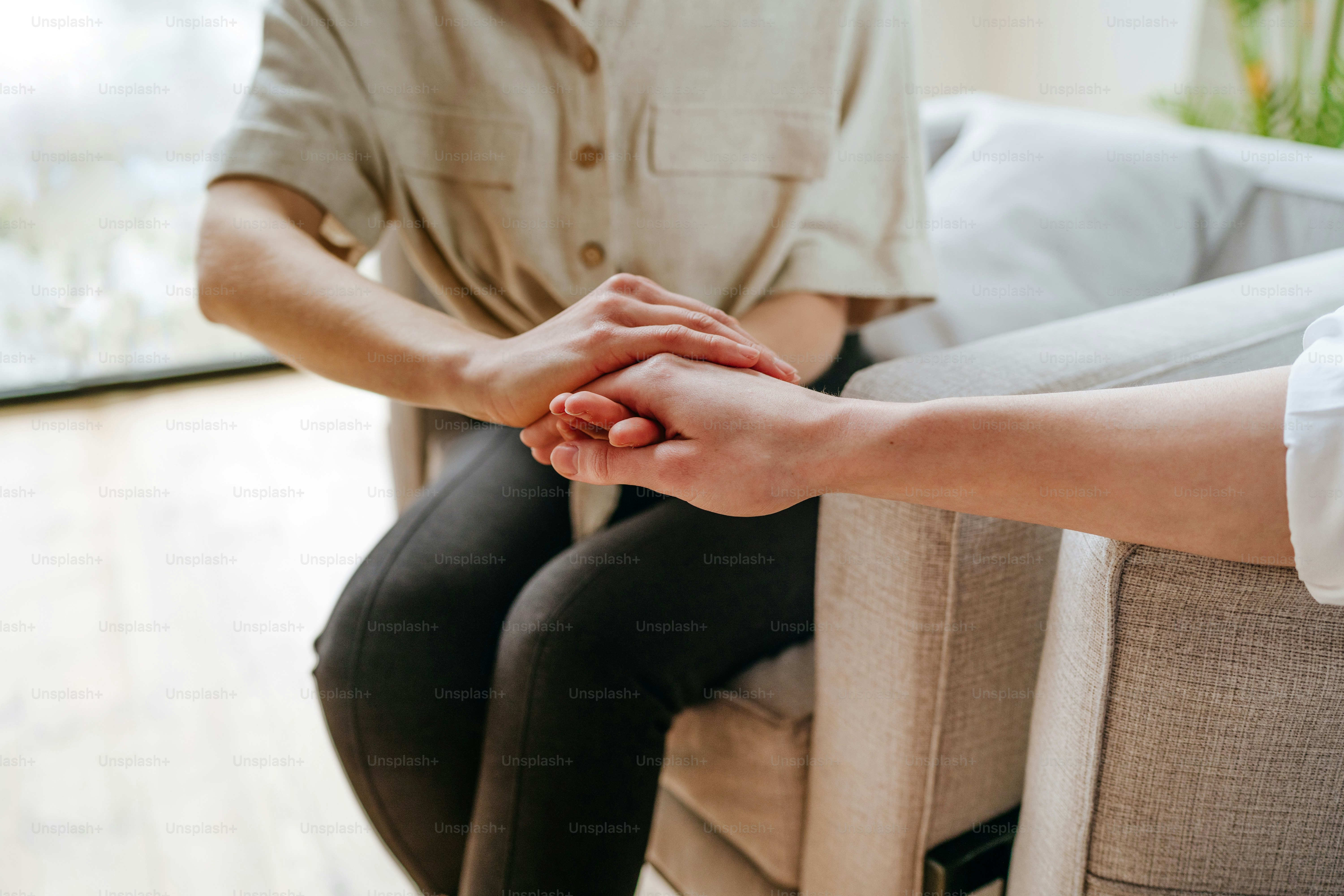 Gros plan sur les mains d’amies se tenant l’une l’autre à l’intérieur. Concept de support. Mise au point sélective.