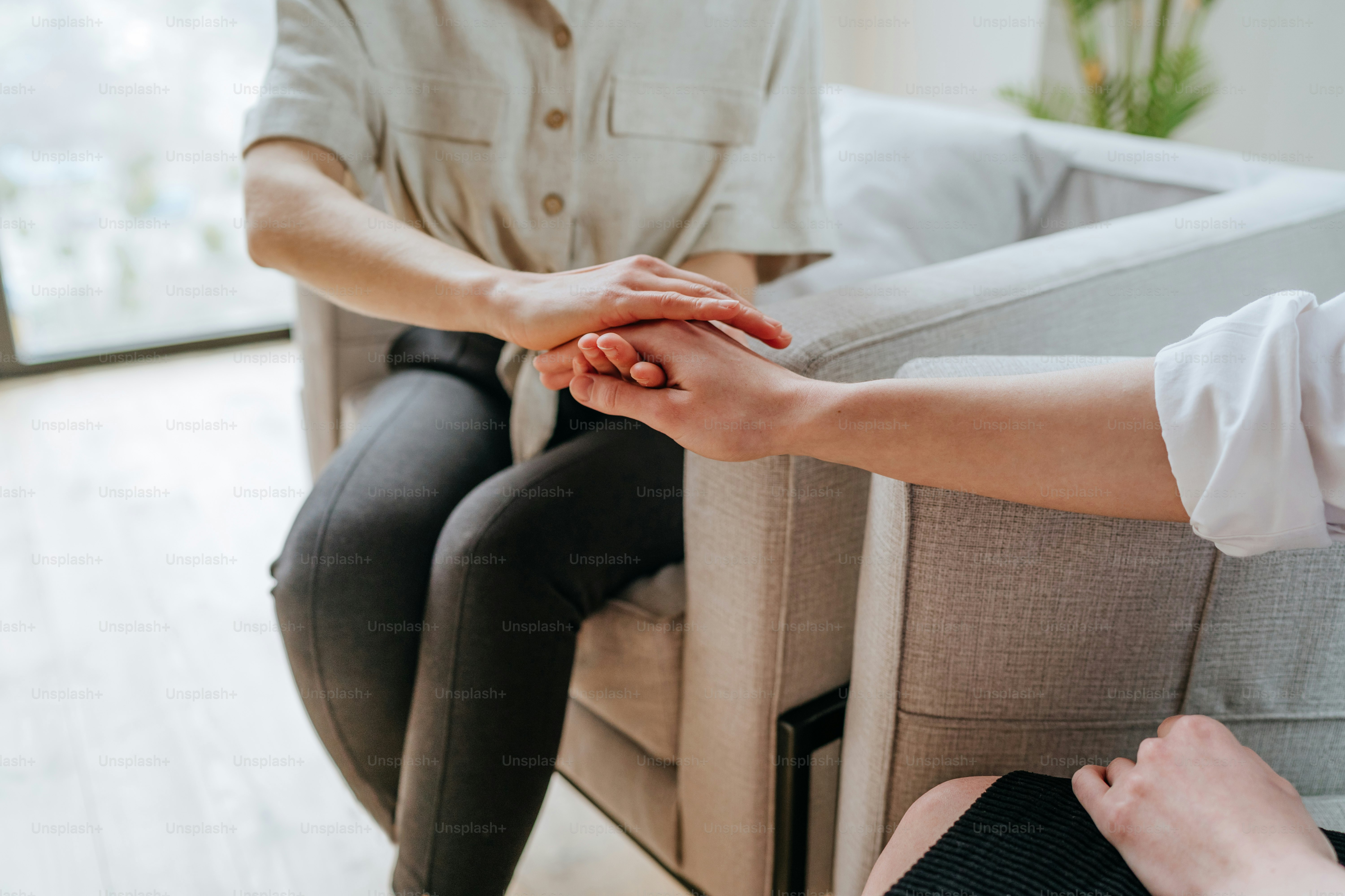 Patiente lors d’une consultation ou d’une séance avec un psychothérapeute. Concept de support. Mise au point sélective.