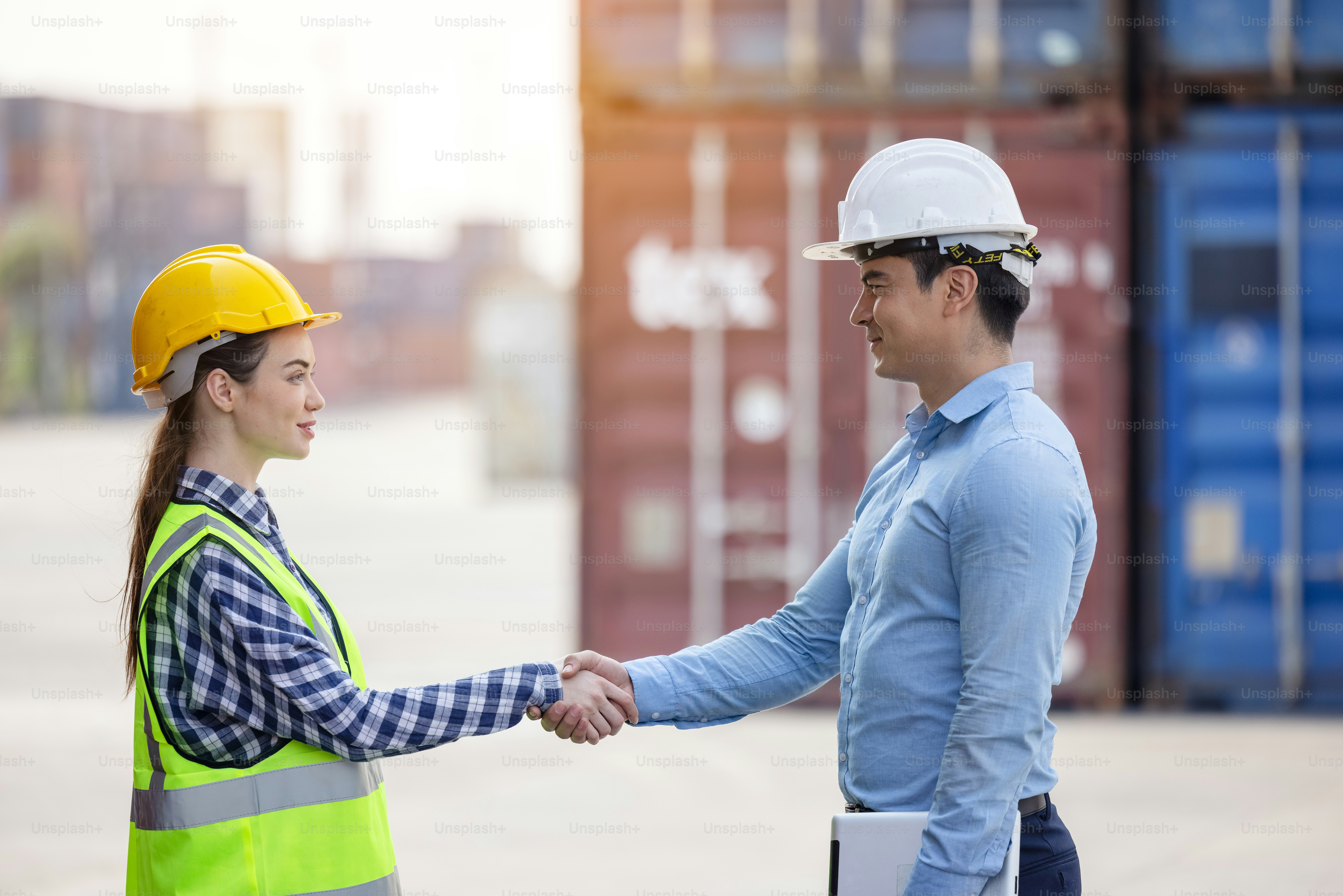 Cooperación de trabajo en equipo de la empresa multiétnica internacional de transporte de contenedores. Concepto de trabajo exitoso.