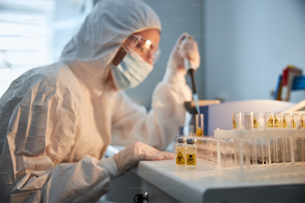 Foto borrosa de un virólogo investigando un coronavirus altamente patógeno en un laboratorio clínico