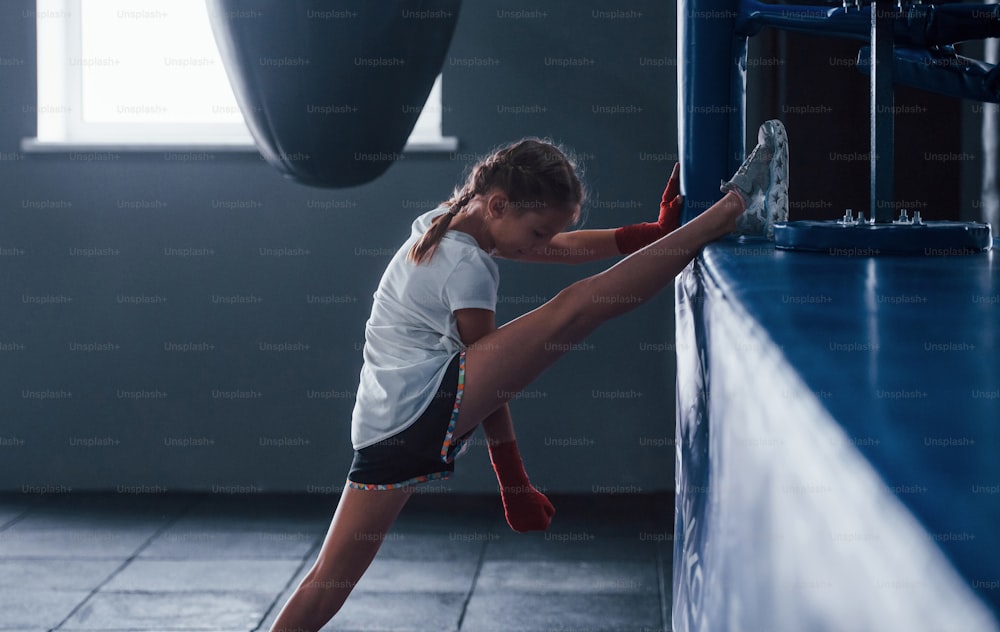 Foto Alongamento antes dos exercícios. Menina em trajes esportivos está na  academia tem dia de exercício. Concepção de boxe. – Imagem de Ucrânia no  Unsplash