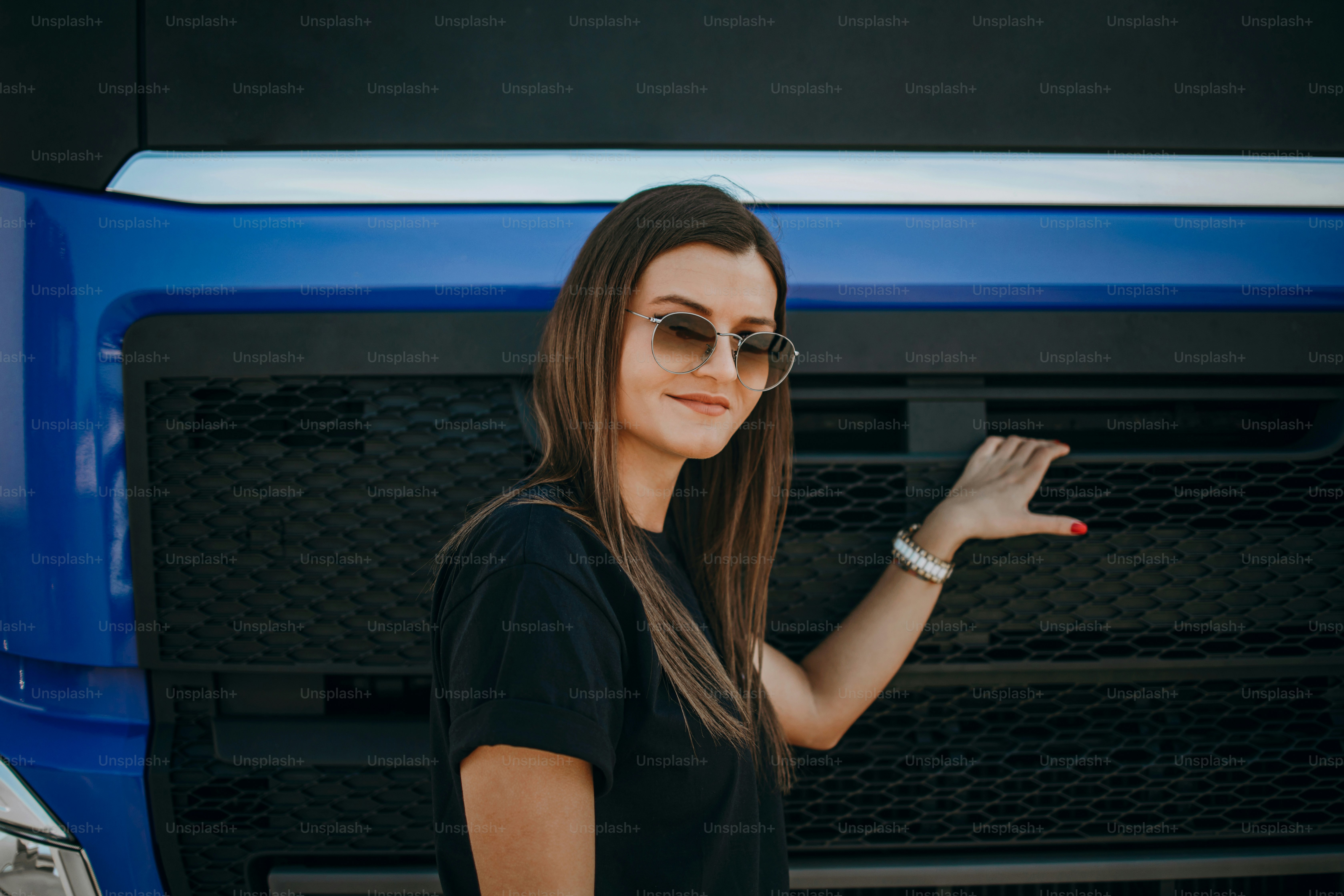 premium_photo-1661672096241-647e43243ed7?ixid=M3wxMjA3fDB8MXxzZWFyY2h8MTd8fGJvb20lMjB0cnVja3xlbnwwfHx8fDE3NDkyMzE3NzV8MA\u0026ixlib=rb-4.1.0