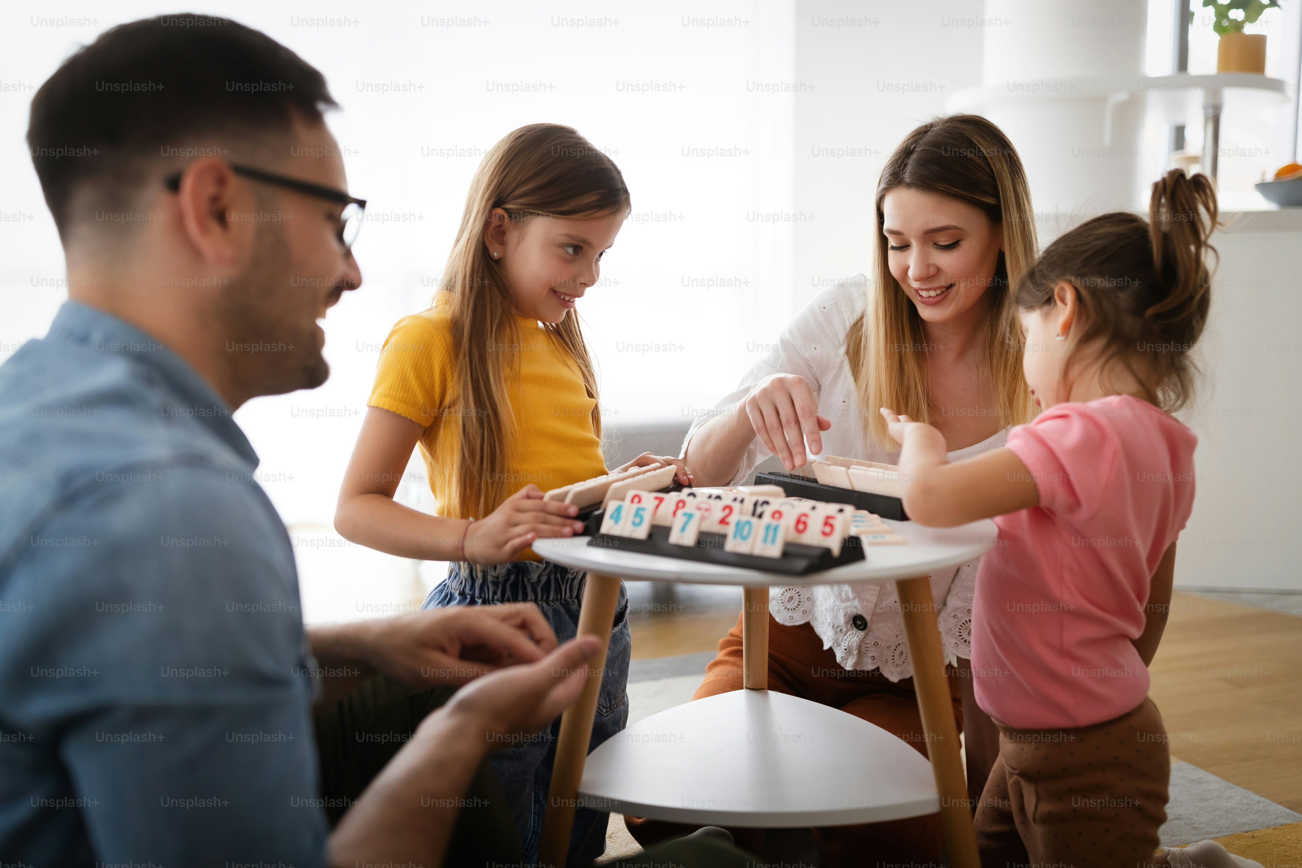 Madre, padre e hijos felices de la familia jugando y divirtiéndose