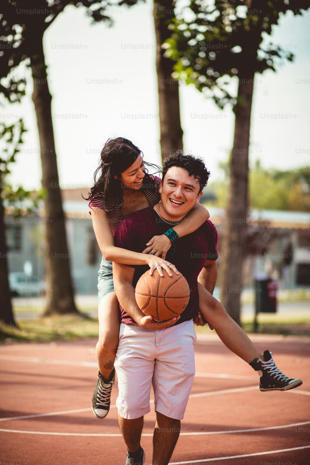 Jovem e mulher jogando basquete na quadra — Duas pessoas