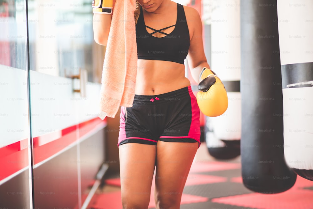 Femme boxeuse dans le gymnase.