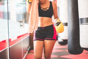 Mulher boxer no ginásio.