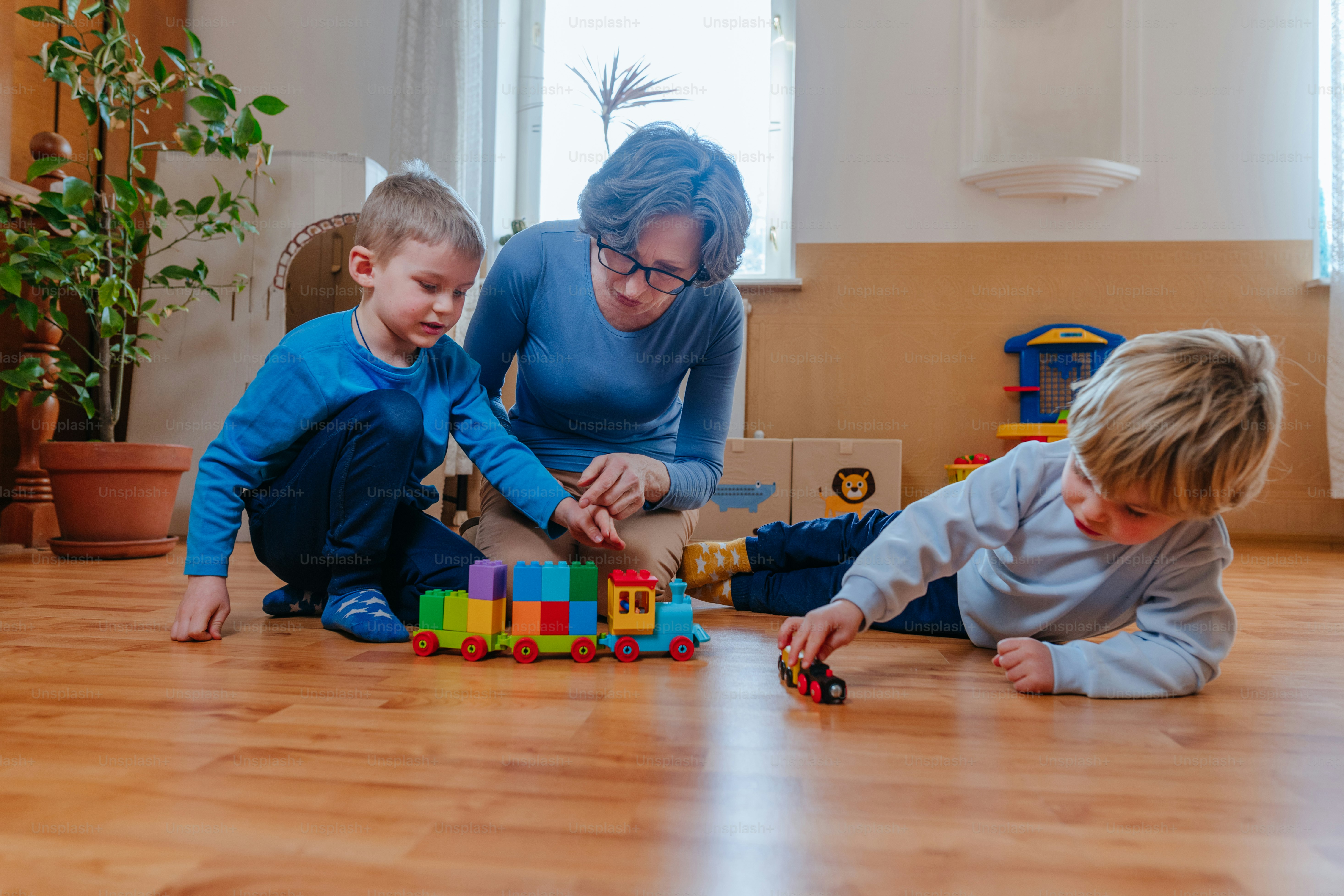 Foto Abuela divirtiéndose con sus nietos en la habitación de los niños ...